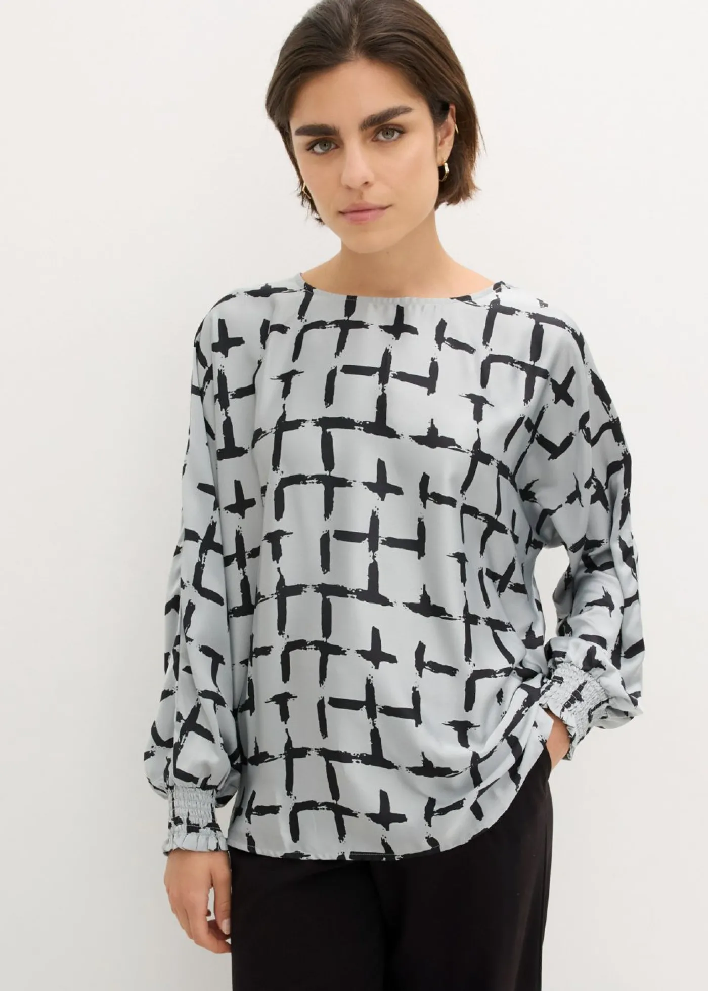 bonprix bonprix Blusa tipo túnica con mangas de murciélago gris plata-negro Outlet
