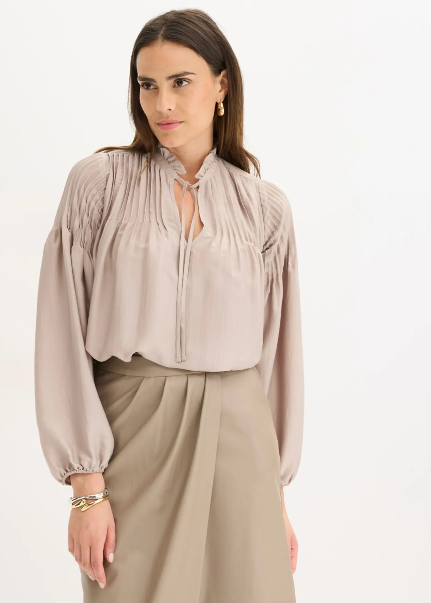 bonprix bonprix Blusa tipo túnica de satén brillante con ribetes Piedra Discount