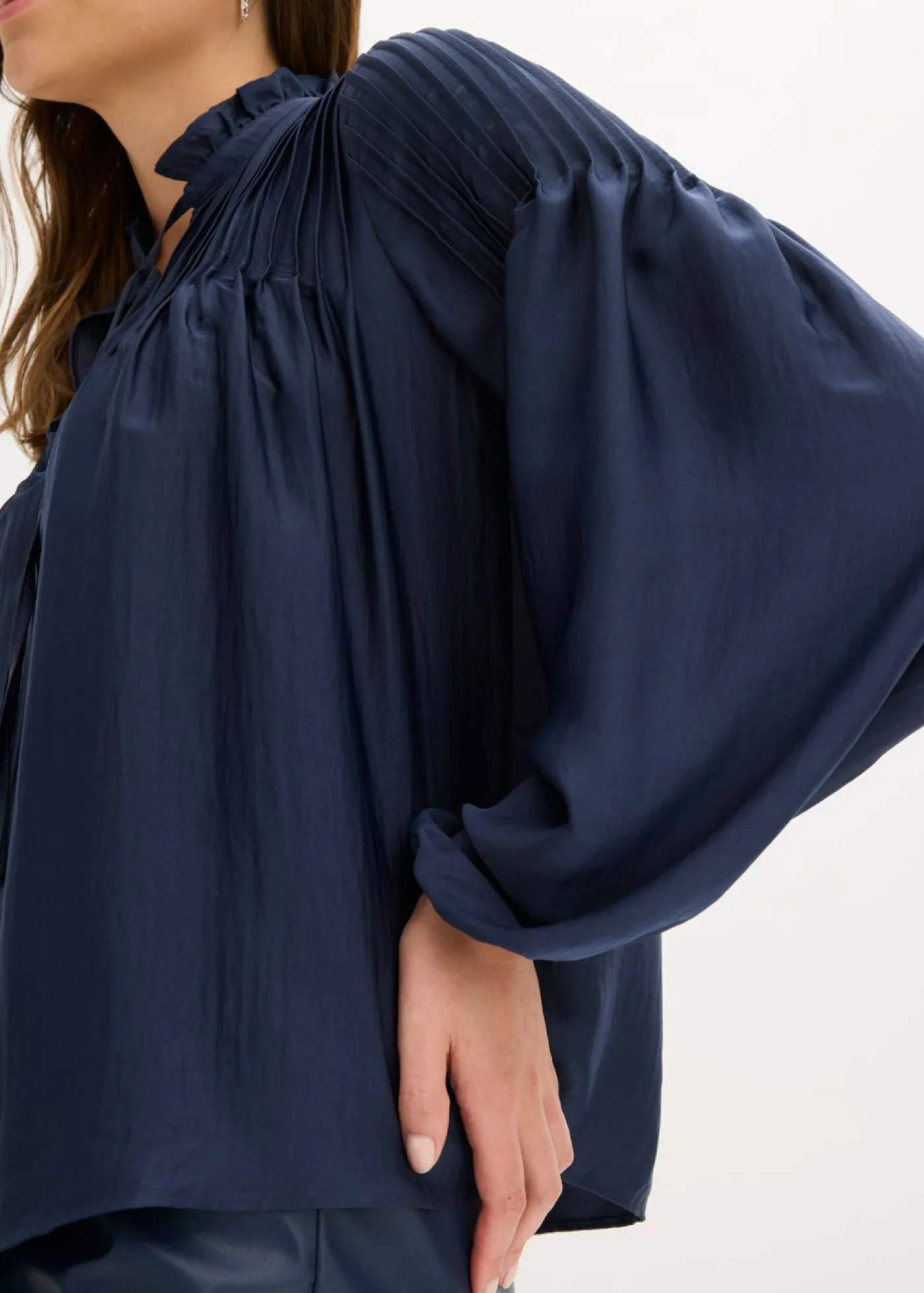 bonprix bonprix Blusa tipo túnica de satén brillante con ribetes Azul marino Outlet