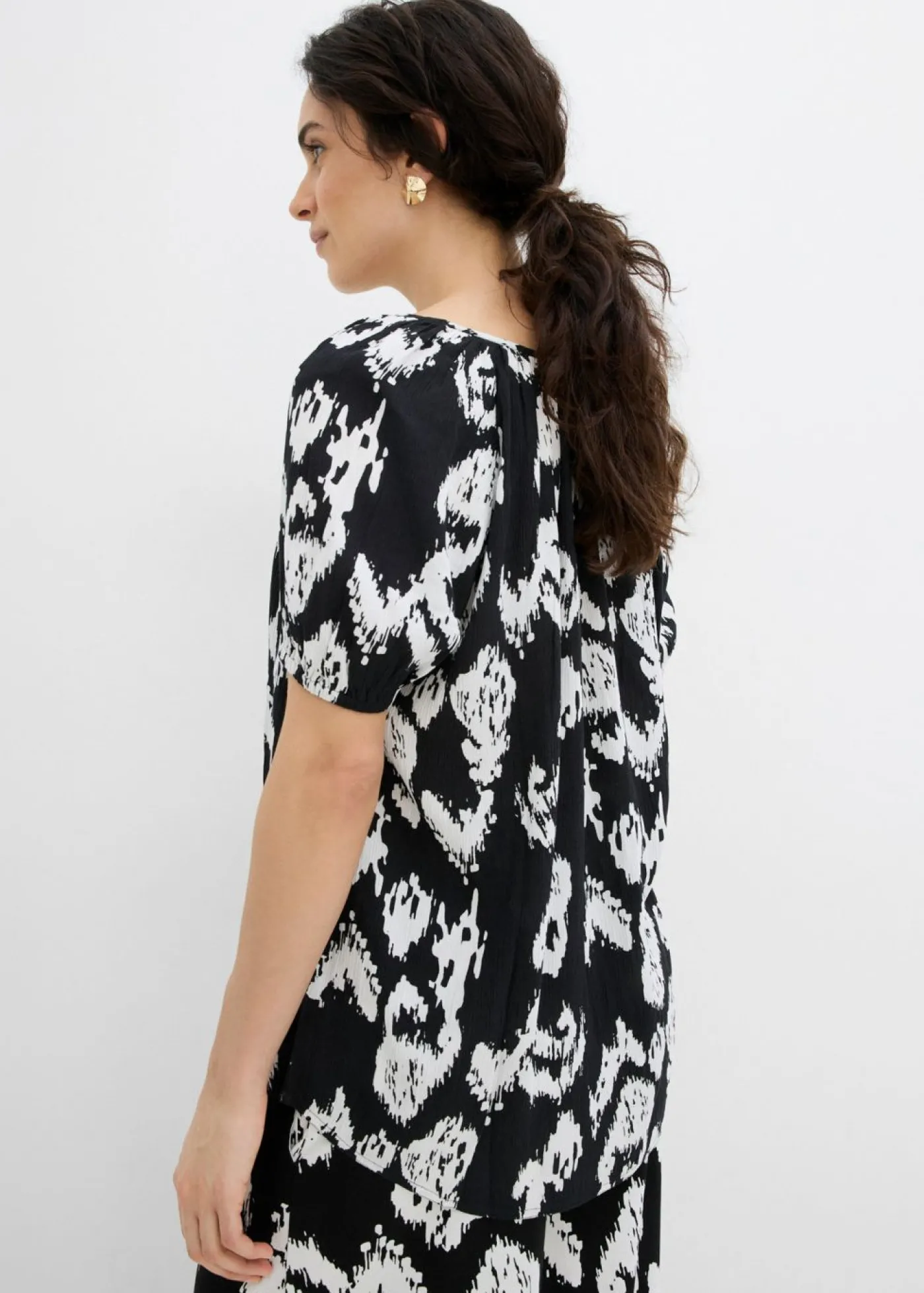 bonprix bonprix Blusa tipo túnica de viscosa arrugada Negro-blanco lana Discount