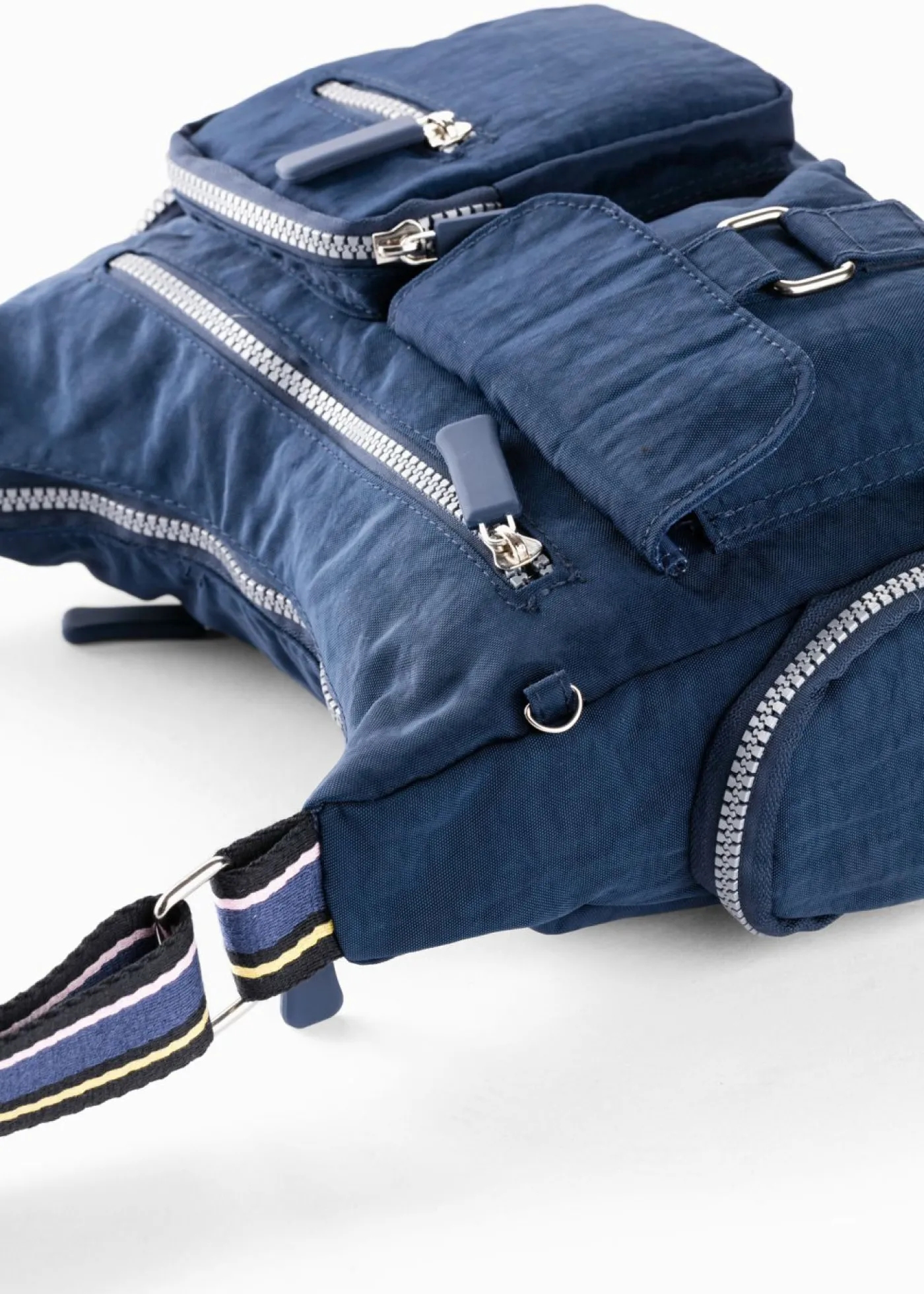 bonprix bonprix Bolso bandolera con bolsillos exteriores Azul marino Outlet