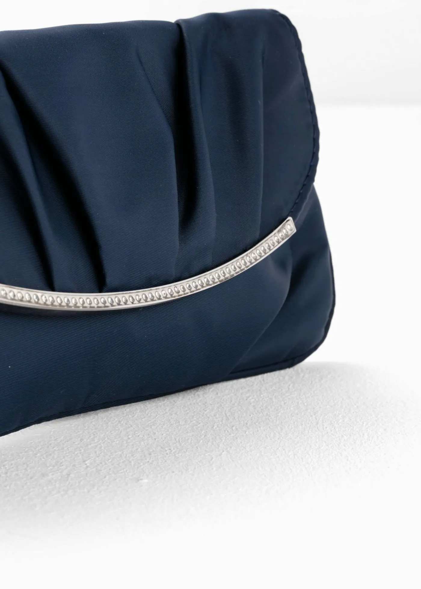 bonprix bonprix Bolso clutch con decoración de pedrería Azul marino Sale