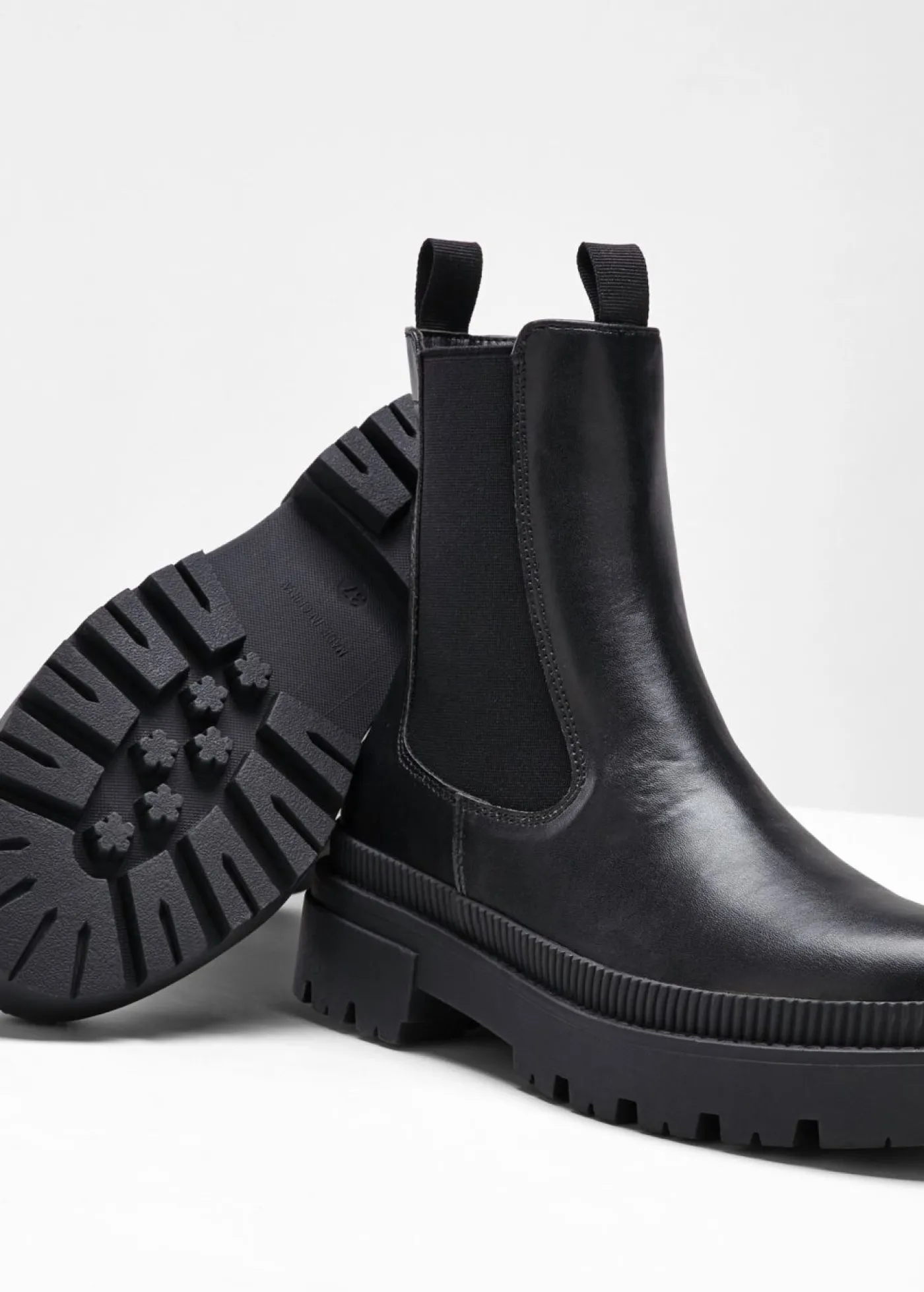 bonprix bonprix Botas Chelsea con suela perfilada Negro Hot