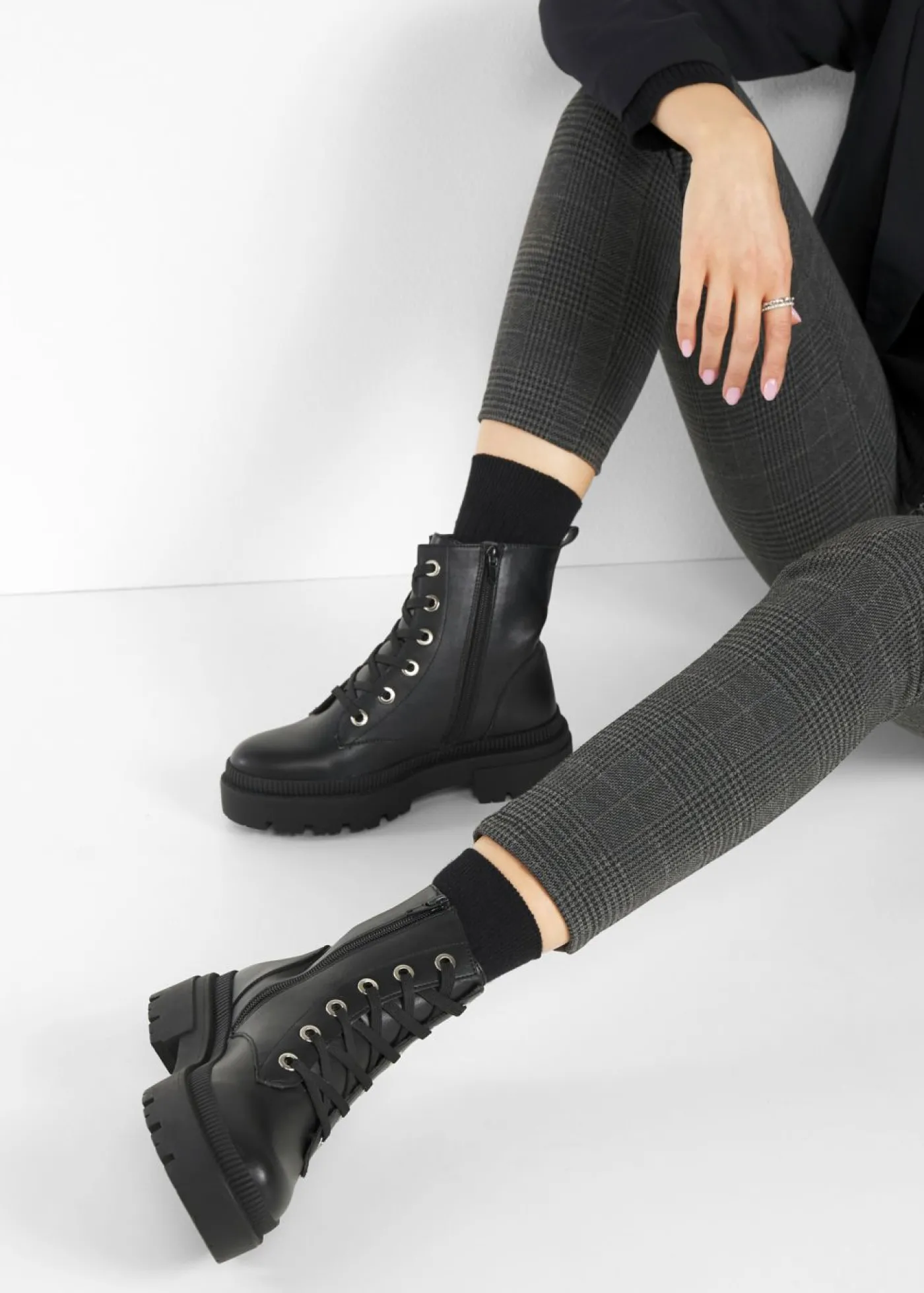 bonprix bonprix Botas con cordones y suela perfilada Negro Outlet