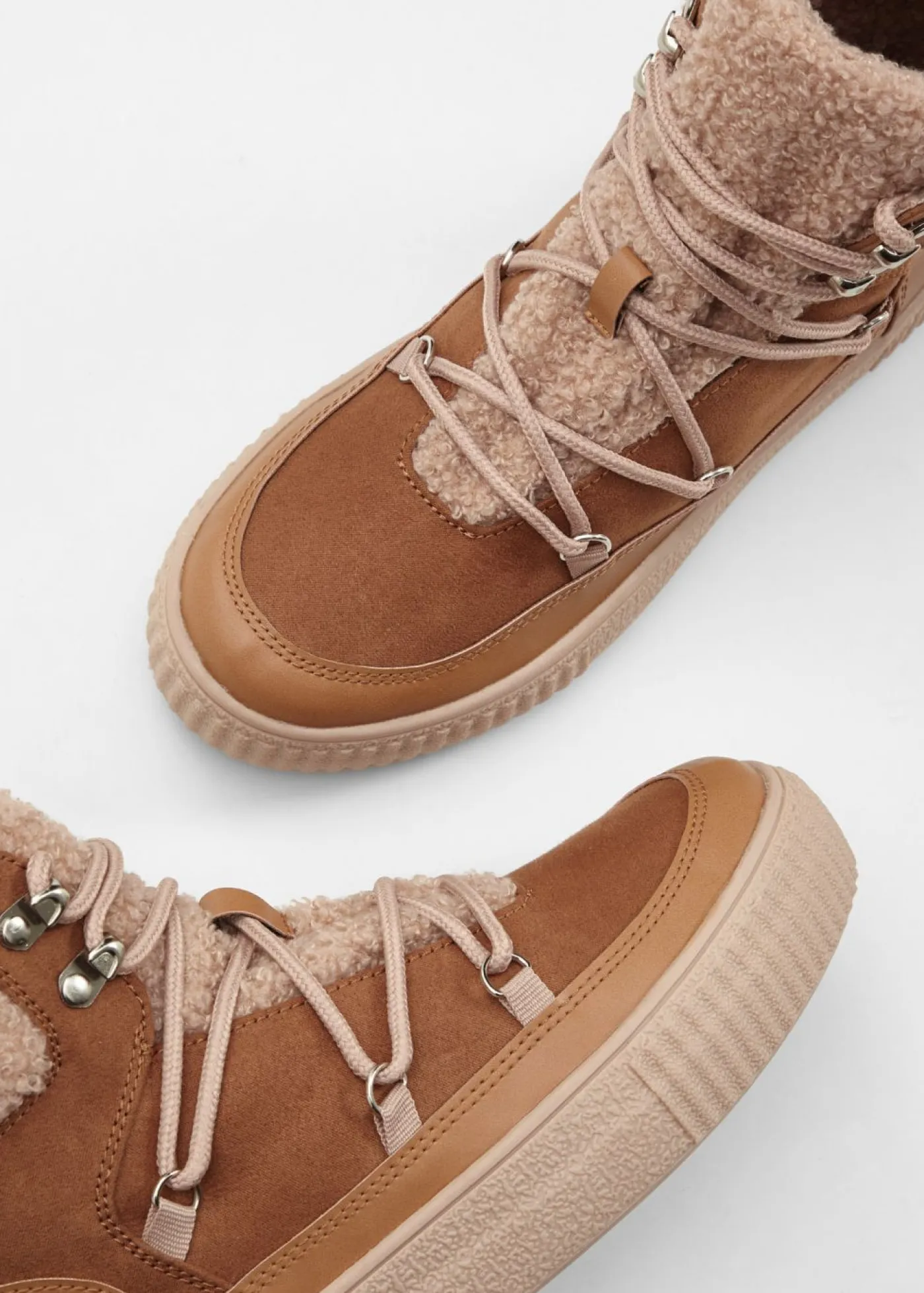 bonprix bonprix Botas forradas con cordones Avellana Hot