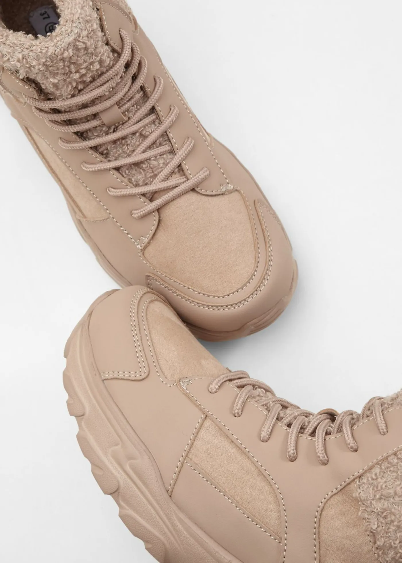 bonprix bonprix Botas forradas con cordones Café con leche Discount
