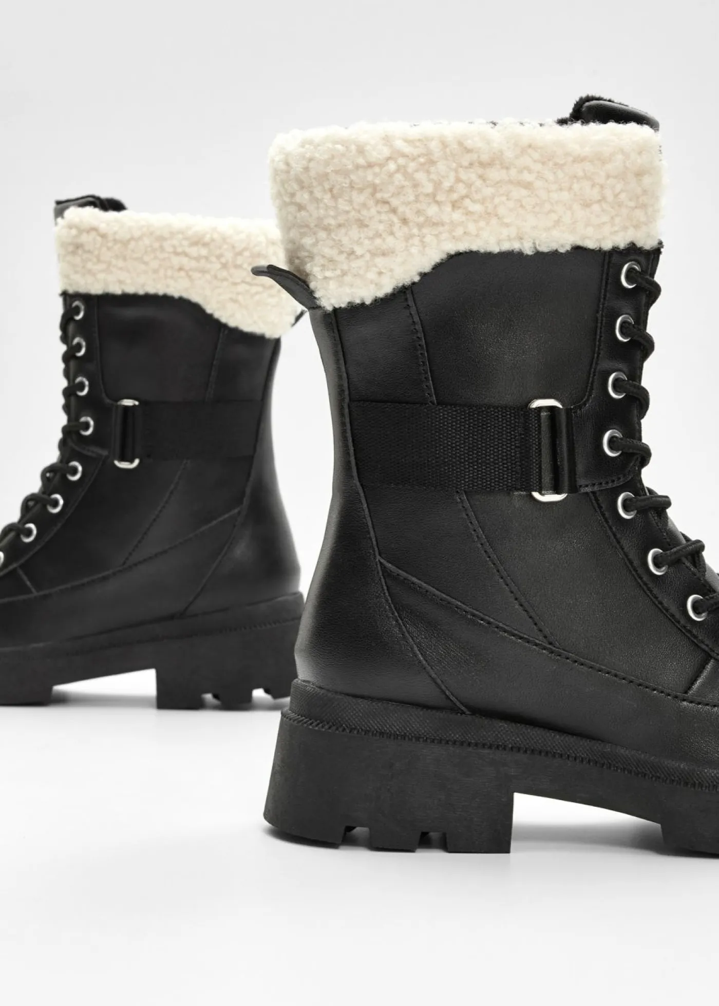 bonprix bonprix Botas forradas con cordones Negro Outlet
