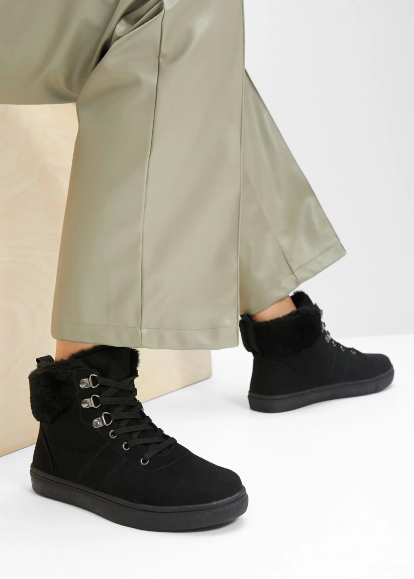 bonprix bonprix Botas forradas con cordones Negro Outlet