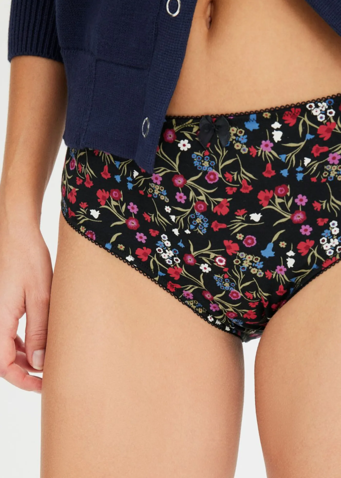 bonprix bonprix Braga con algodón orgánico (4 unidades) negro-caqui nuevo-berenjena-fresa-rojo atardecer-azul cristal-mora mate-blanco lana con flores Hot