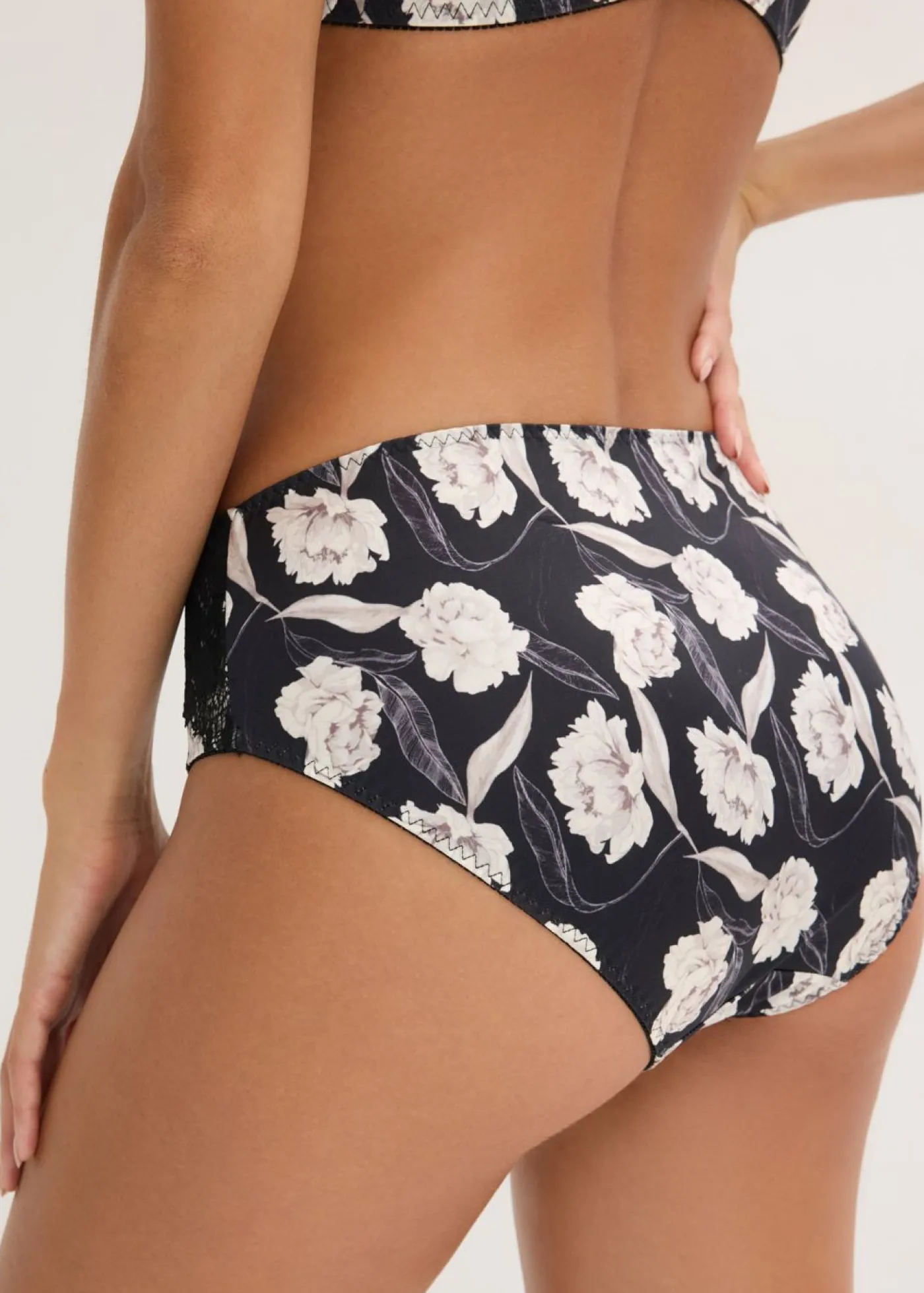bonprix bonprix Braga con efecto brillante y detalles de encaje Negro con flores Online