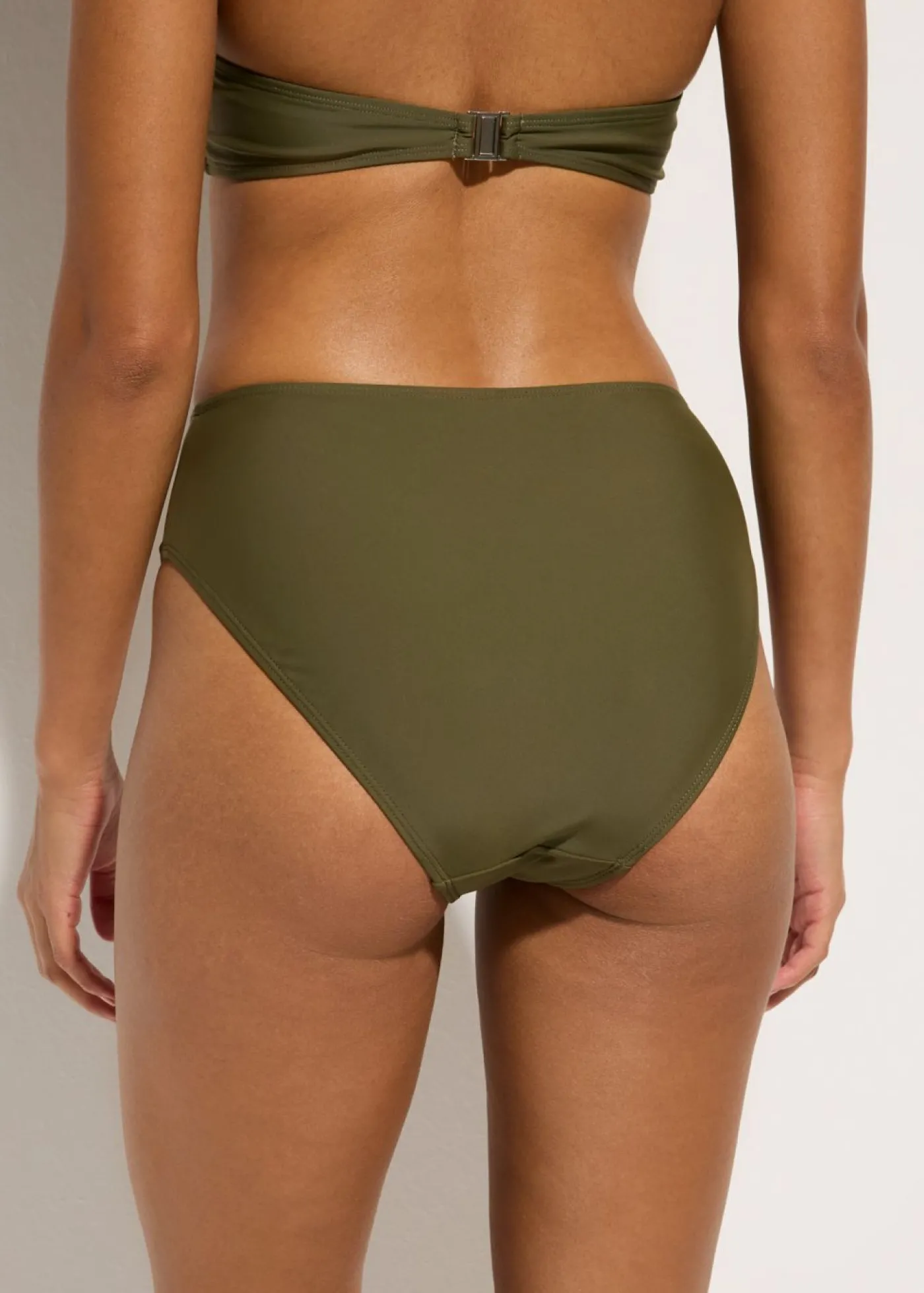 bonprix bonprix Braguita de bikini highwaist con pernera alta Verde oliva oscuro Clearance