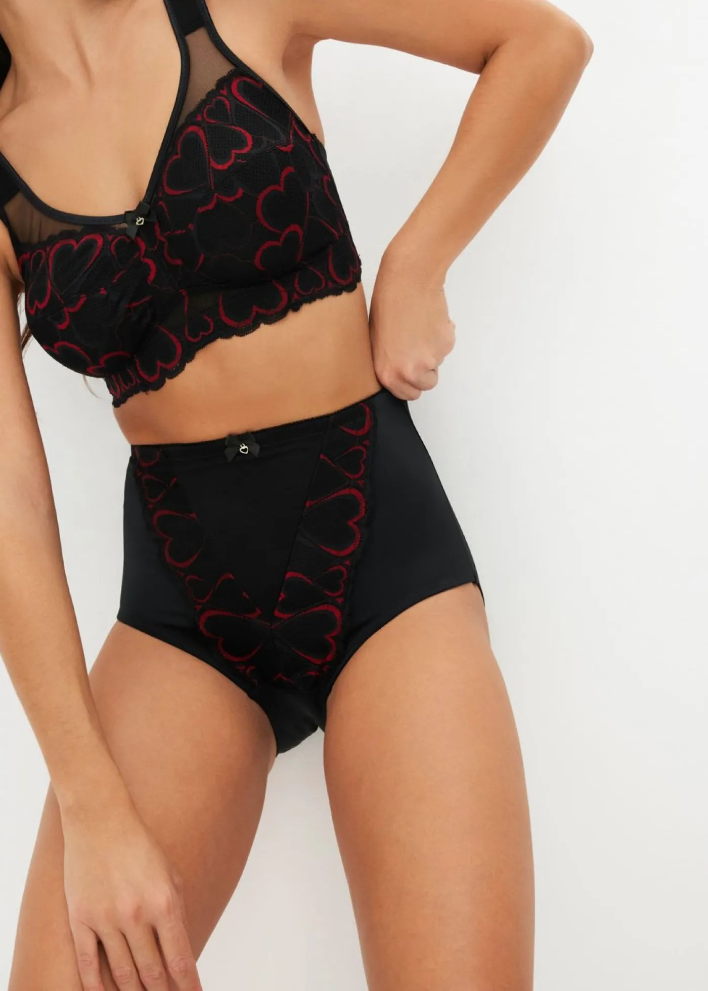 bonprix bonprix Braguita decorada con efecto moldeador medio Negro-rojo salsa Sale