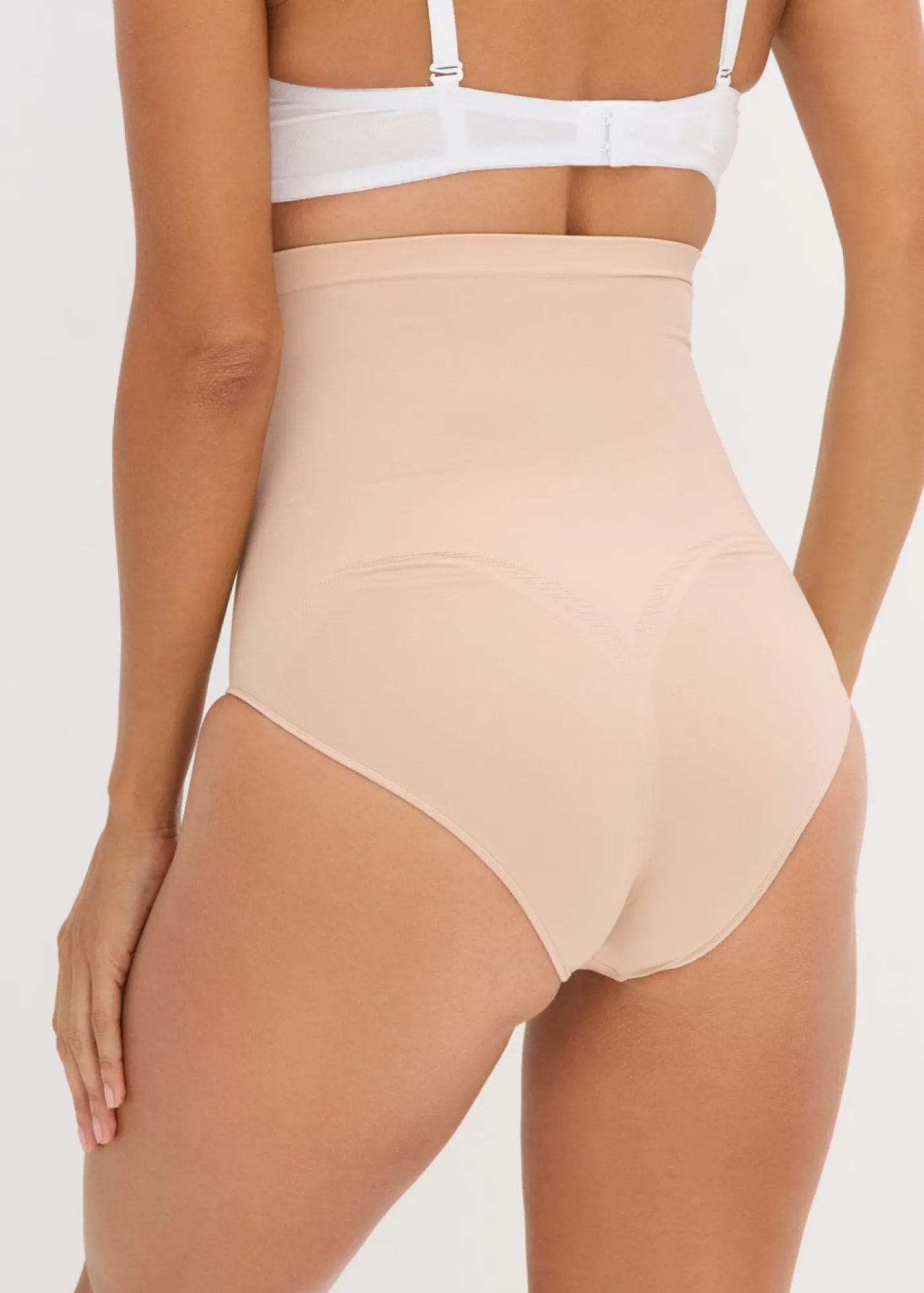 bonprix bonprix Braguita moldeadora de talle alto sin costuras con efecto moldeador medio Beige mate Hot