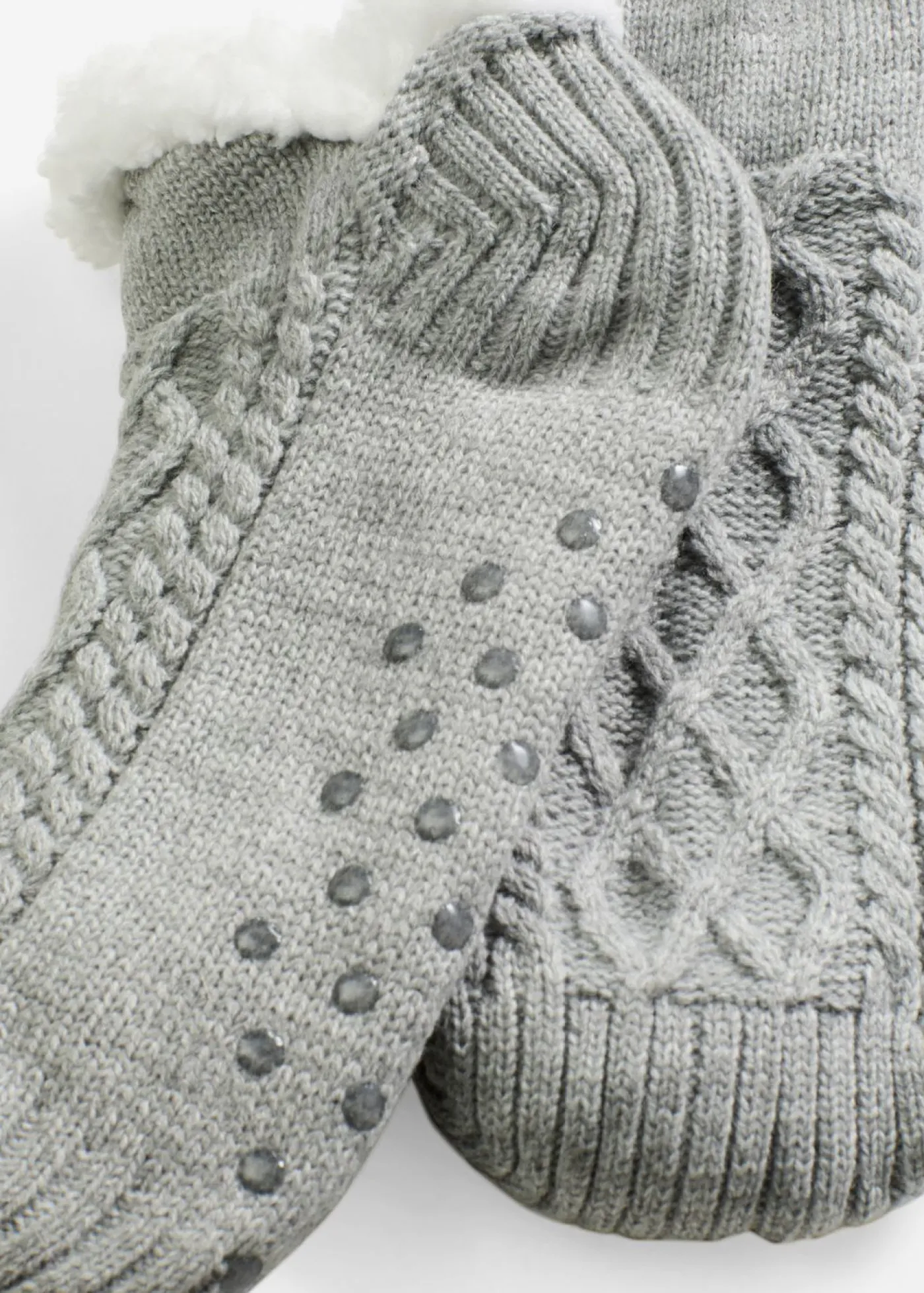 bonprix bonprix Calcetines con patrón trenzado, forro de peluche y suela antideslizante Gris claro jaspeado Online