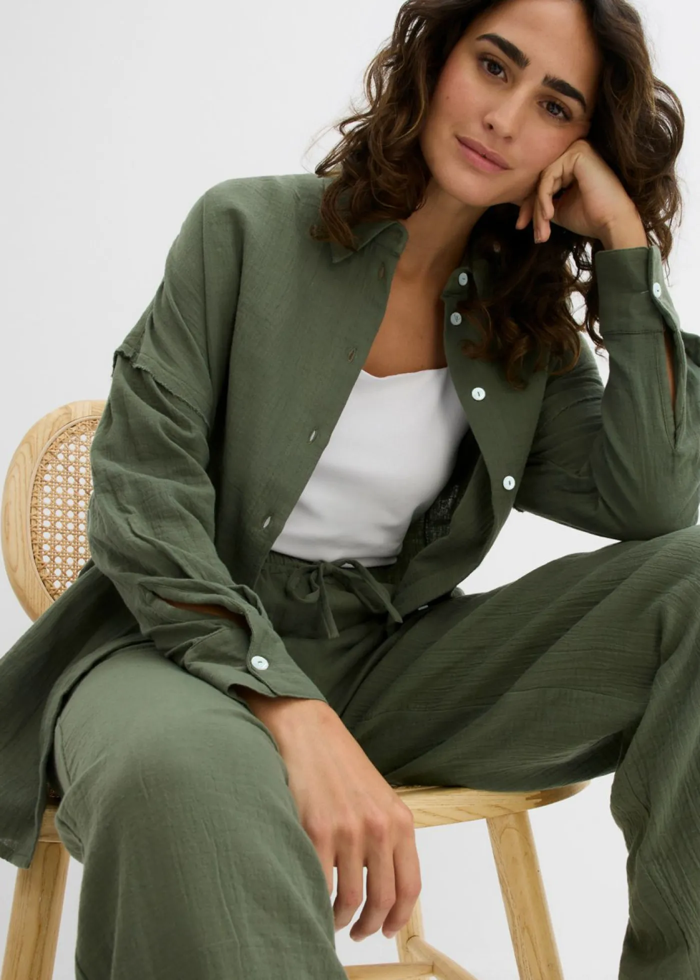 bonprix bonprix Camisa holgada de muselina ligera Verde grisáceo New