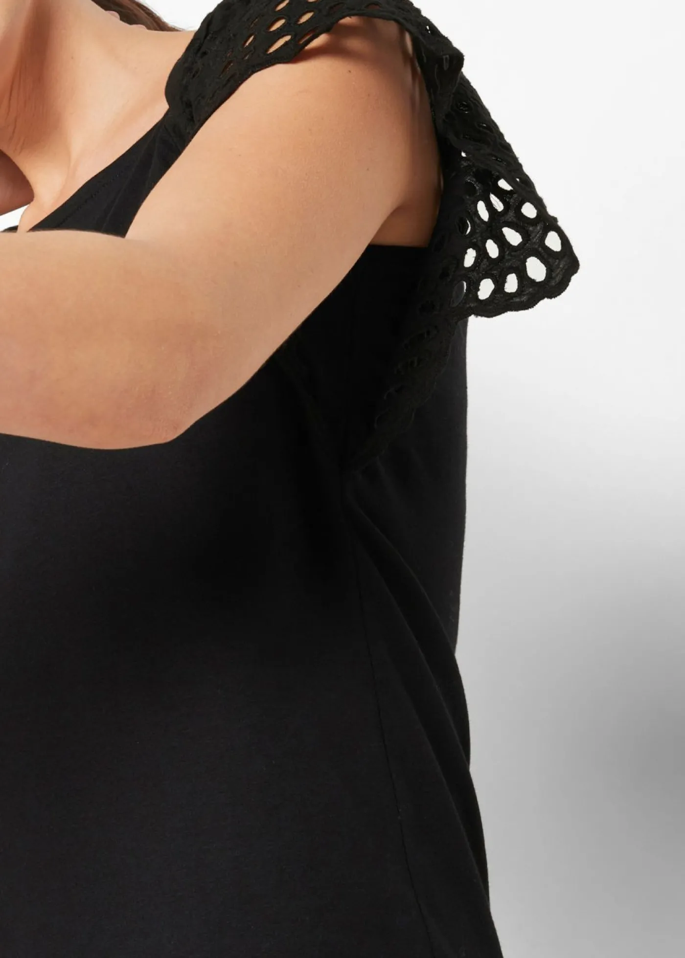 bonprix bonprix Camiseta con bordado calado Negro Outlet