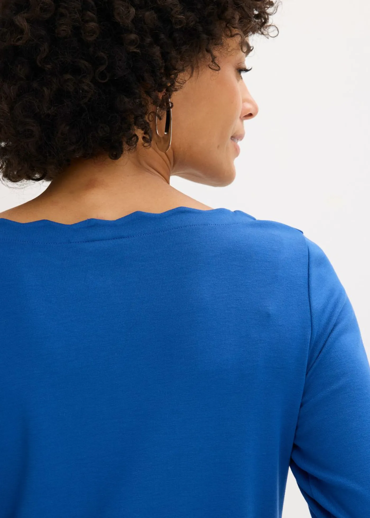 bonprix bonprix Camiseta con borde ondulado en Punto di Roma azul genciana
