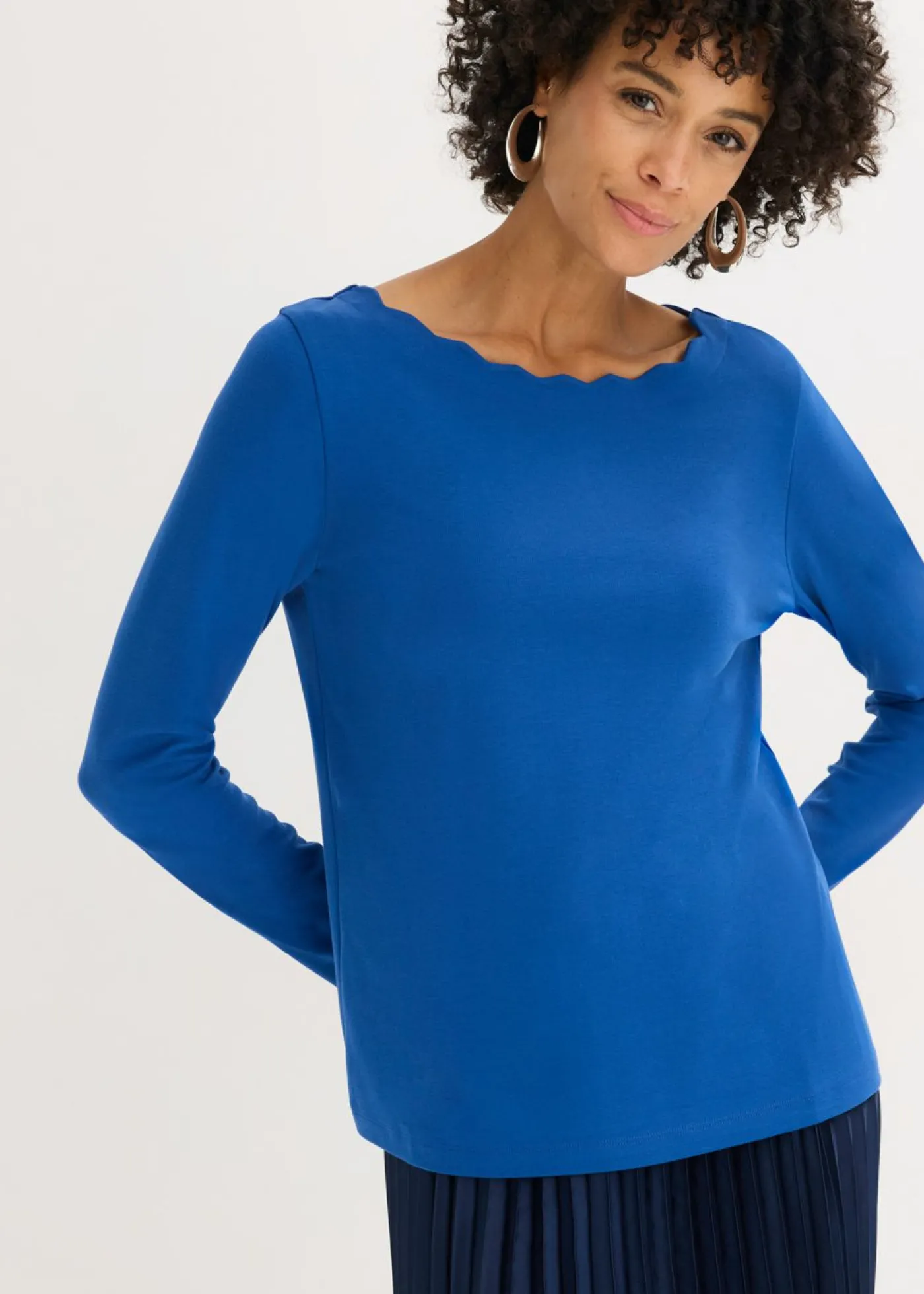 bonprix bonprix Camiseta con borde ondulado en Punto di Roma azul genciana