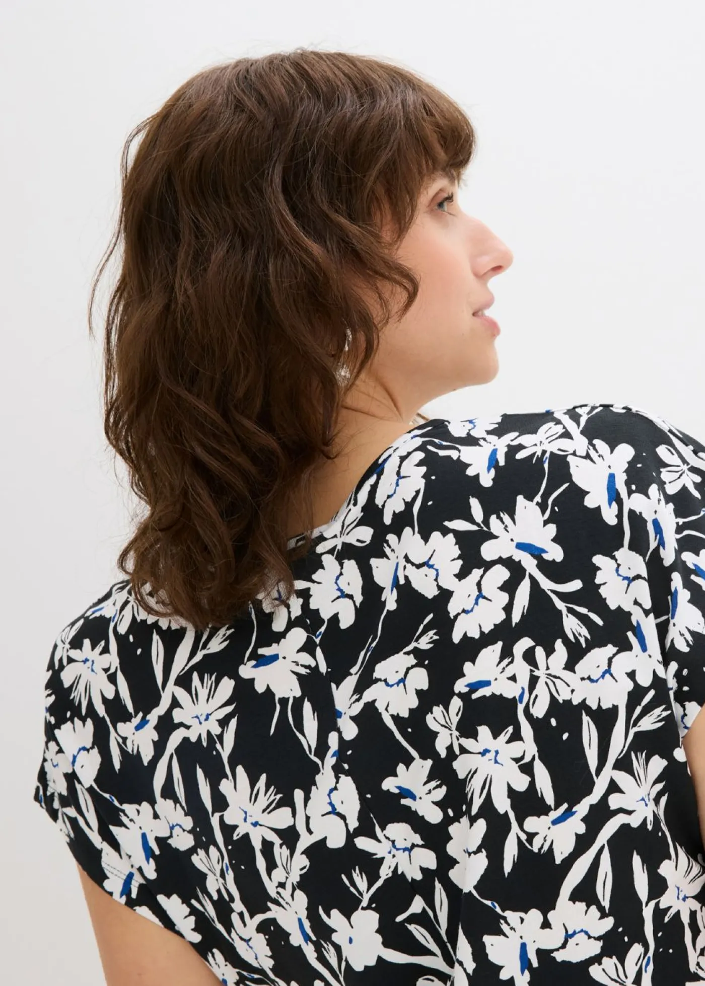 bonprix bonprix Camiseta con detalle de nudo Negro-blanco de flores