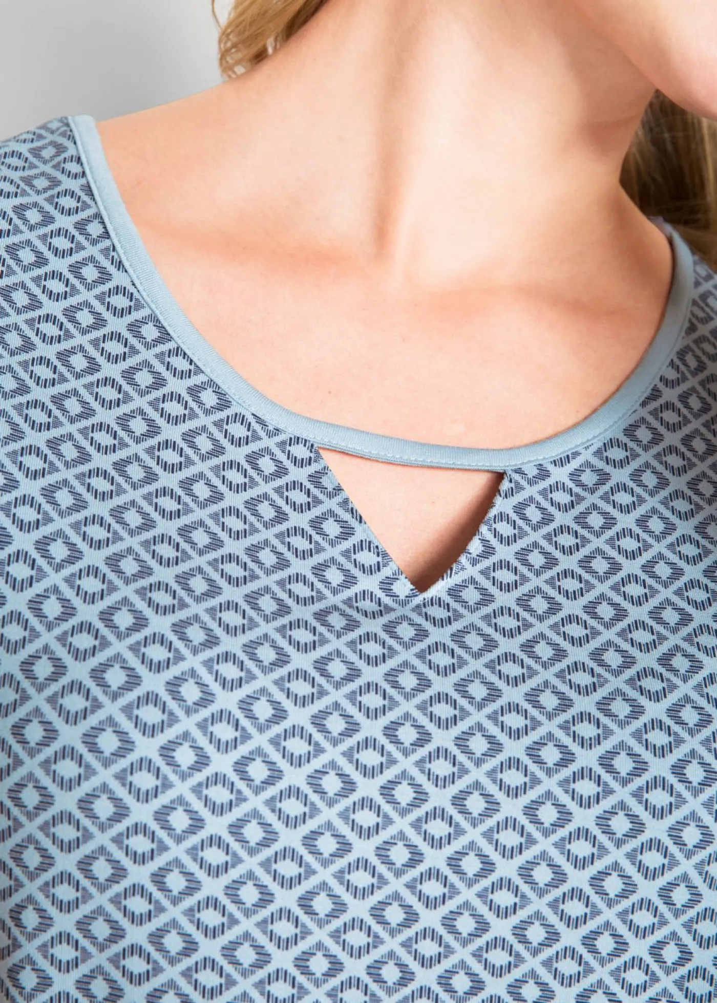 bonprix bonprix Camiseta con elástico y manga corta Añil con estampado gráfico
