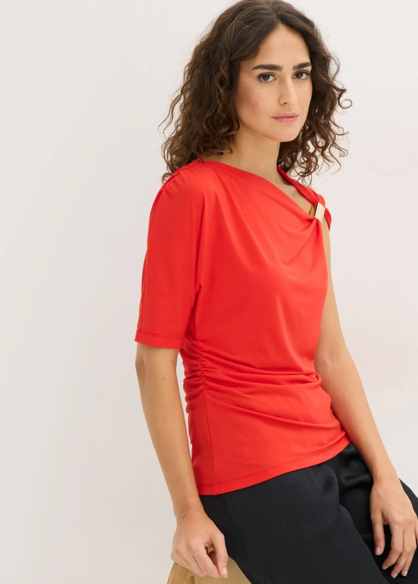 bonprix bonprix Camiseta con escote asimétrico fresa Discount