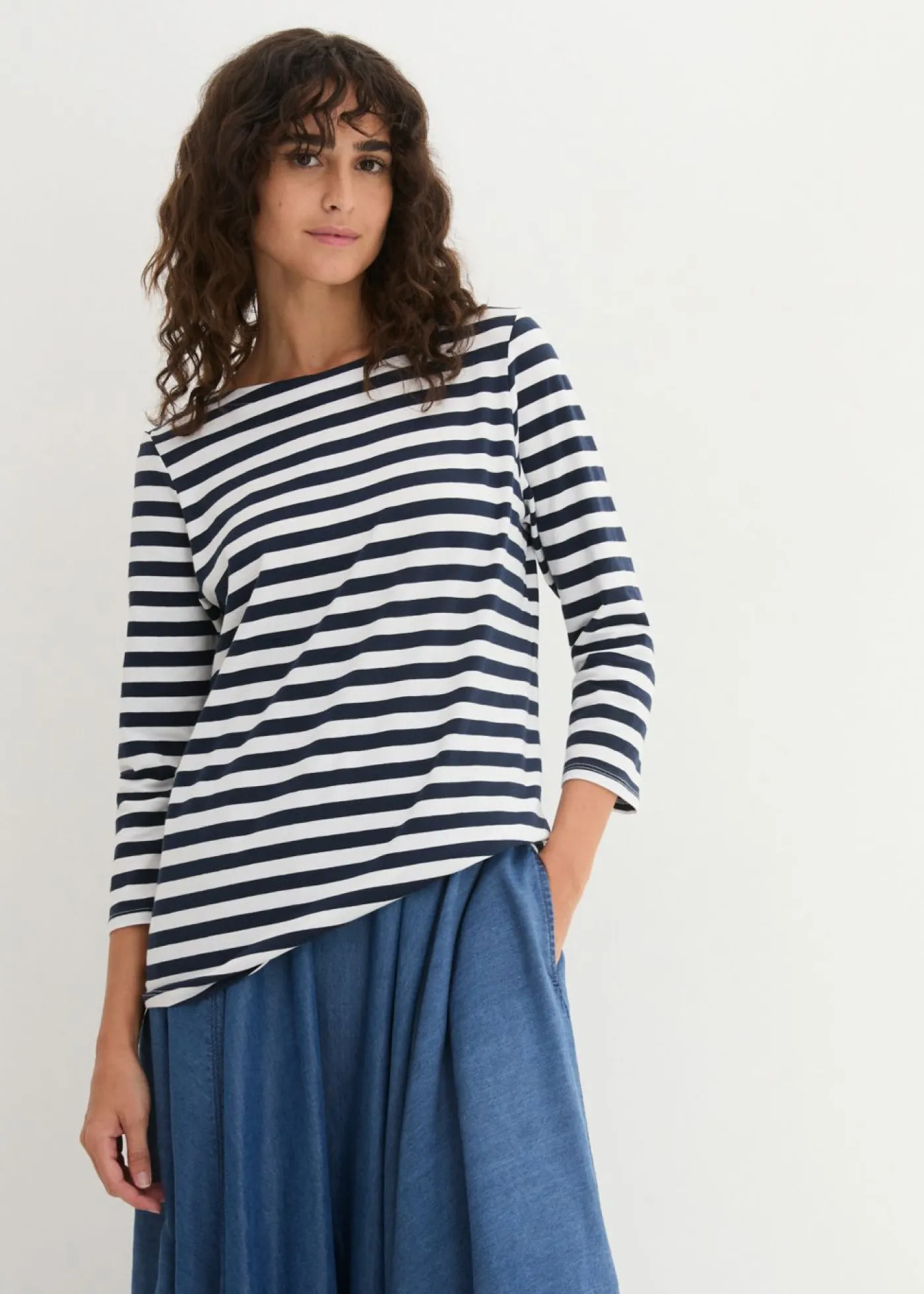 bonprix bonprix Camiseta con escote barco Blanco-azul marino con rayas Sale