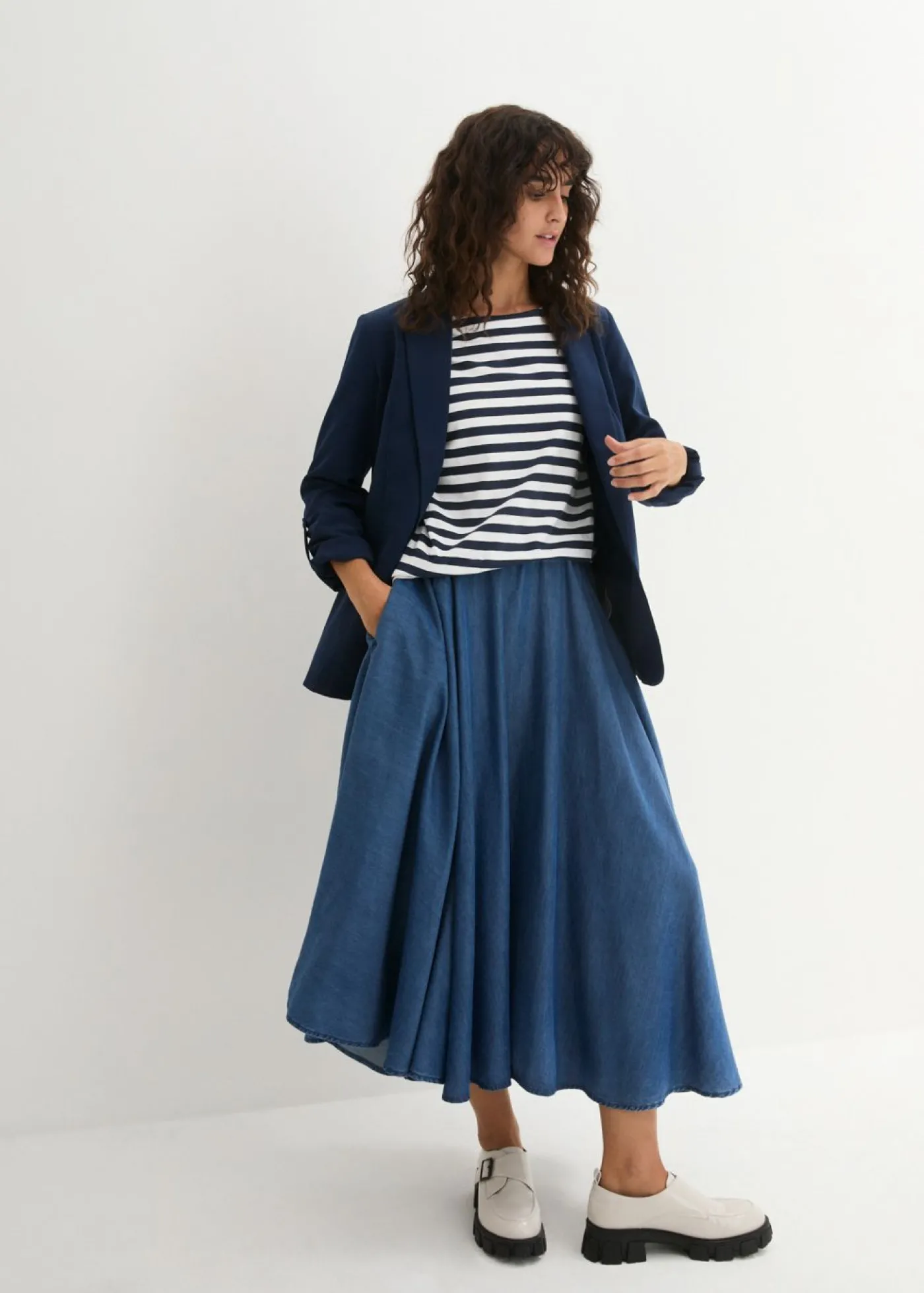 bonprix bonprix Camiseta con escote barco Blanco-azul marino con rayas Sale