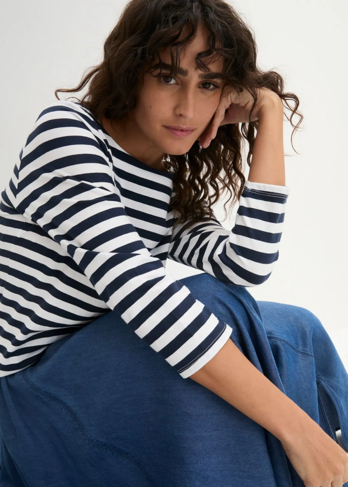bonprix bonprix Camiseta con escote barco Blanco-azul marino con rayas Sale