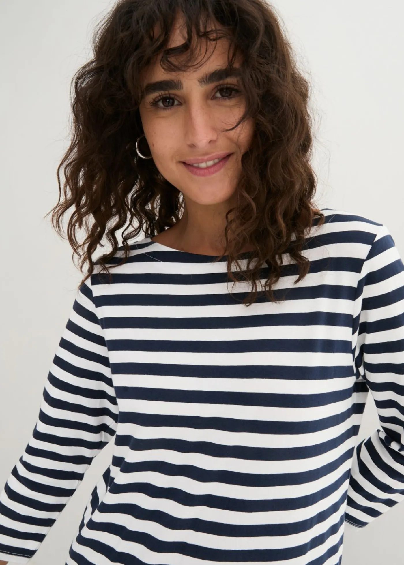 bonprix bonprix Camiseta con escote barco Blanco-azul marino con rayas Sale