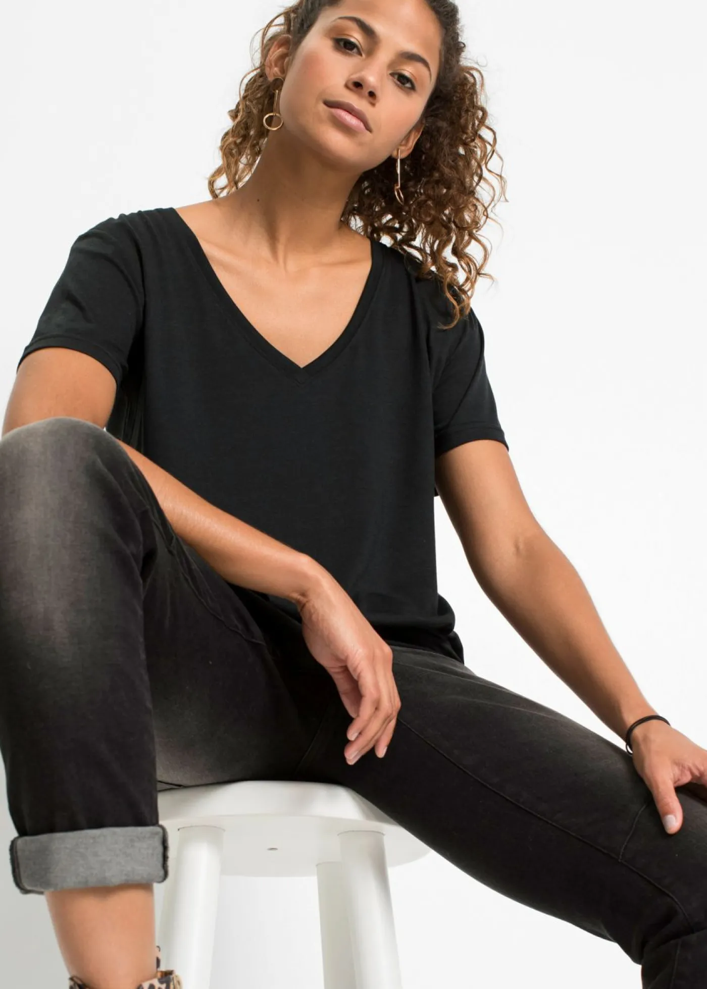 bonprix bonprix Camiseta con escote en V Negro Hot