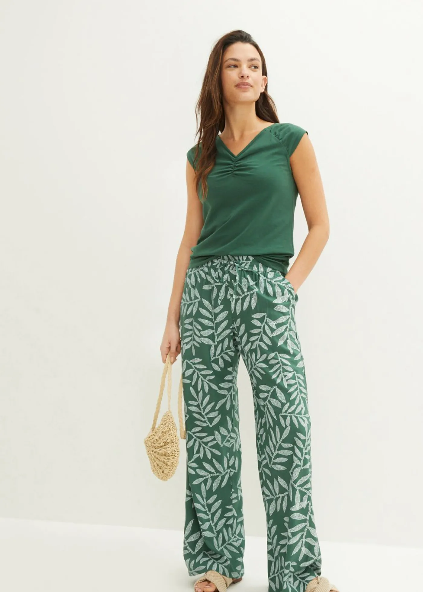 bonprix bonprix Camiseta con escote en V Verde oscuro Clearance