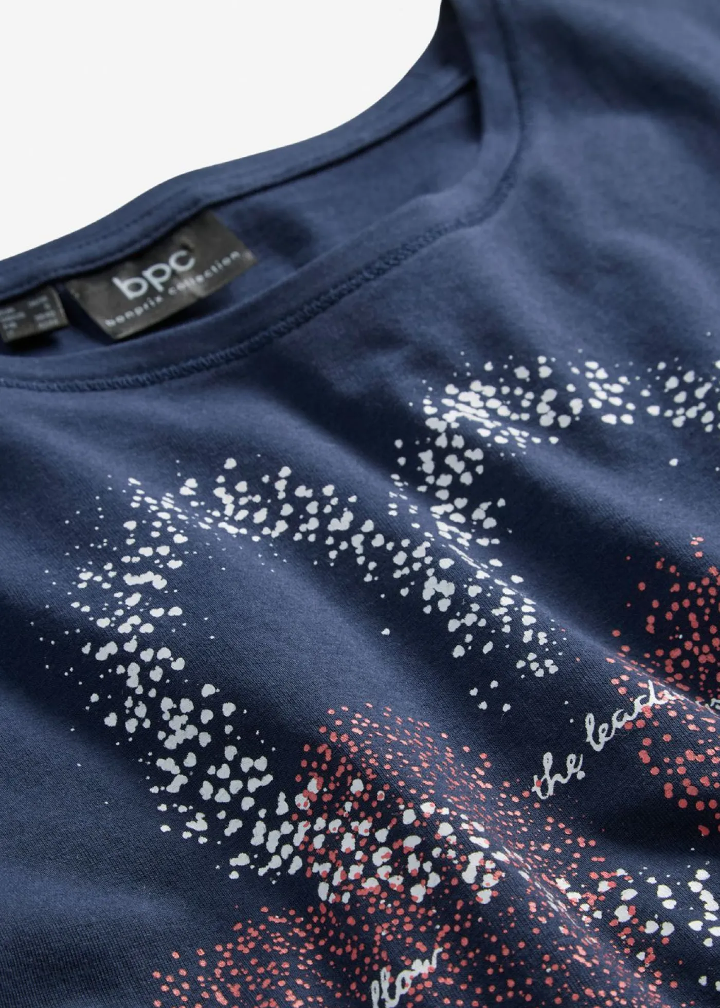 bonprix bonprix Camiseta con estampado de corazón de algodón orgánico Azul marino estampado
