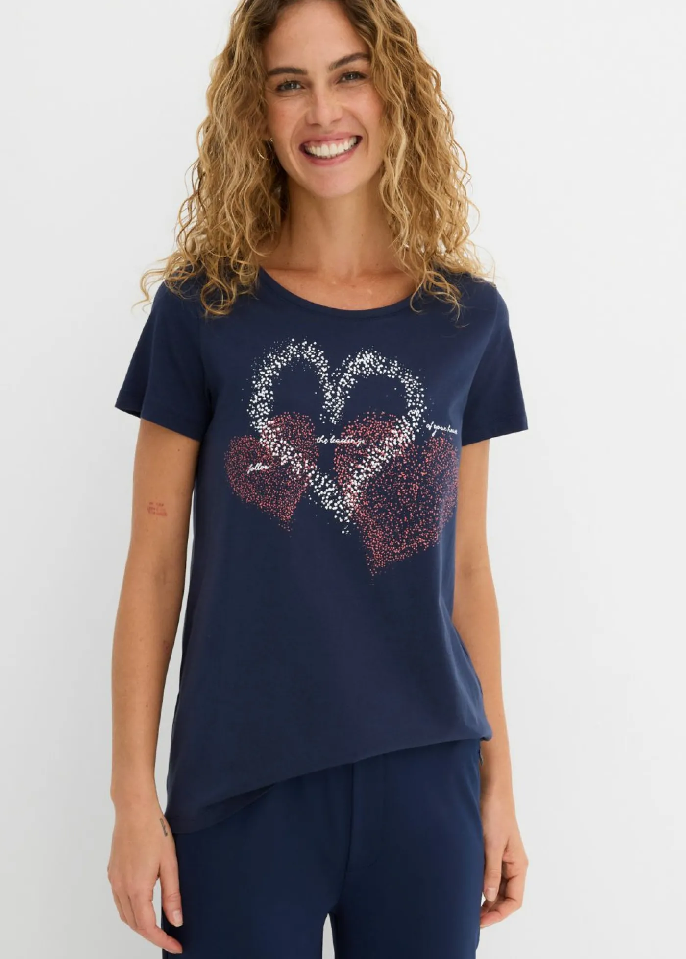 bonprix bonprix Camiseta con estampado de corazón de algodón orgánico Azul marino estampado