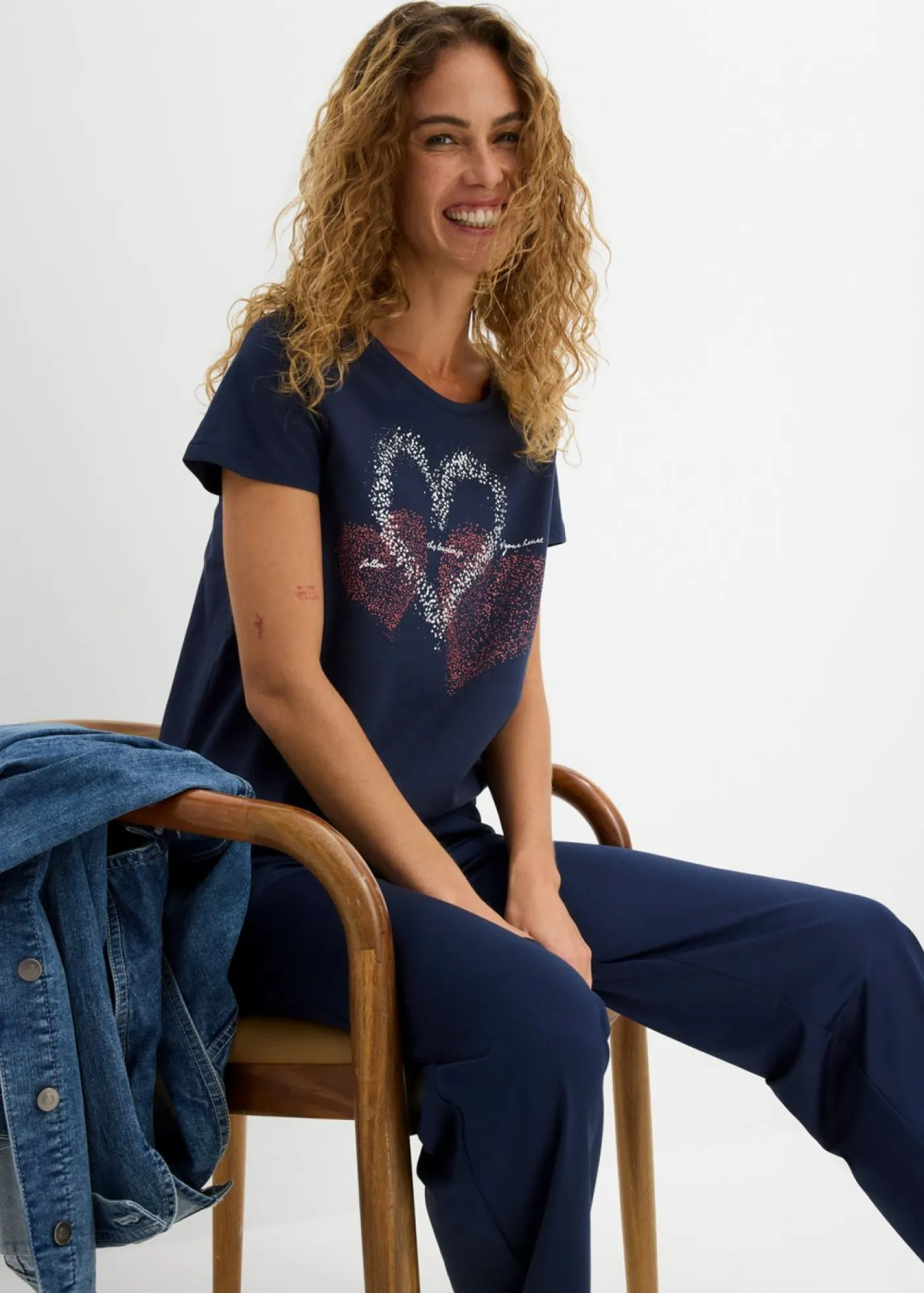 bonprix bonprix Camiseta con estampado de corazón de algodón orgánico Azul marino estampado