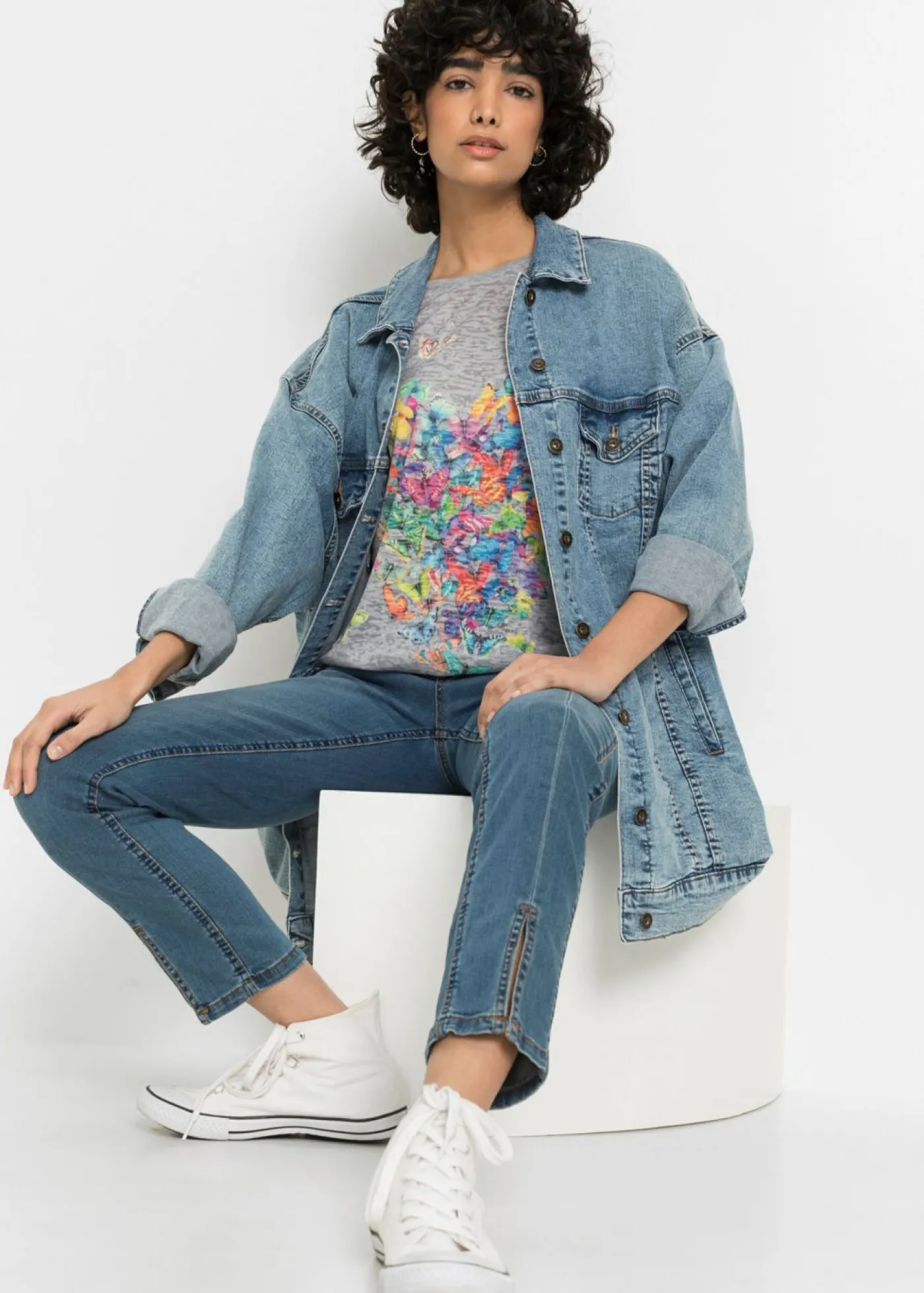 bonprix bonprix Camiseta con estampado de mariposa Gris claro moteado estampado