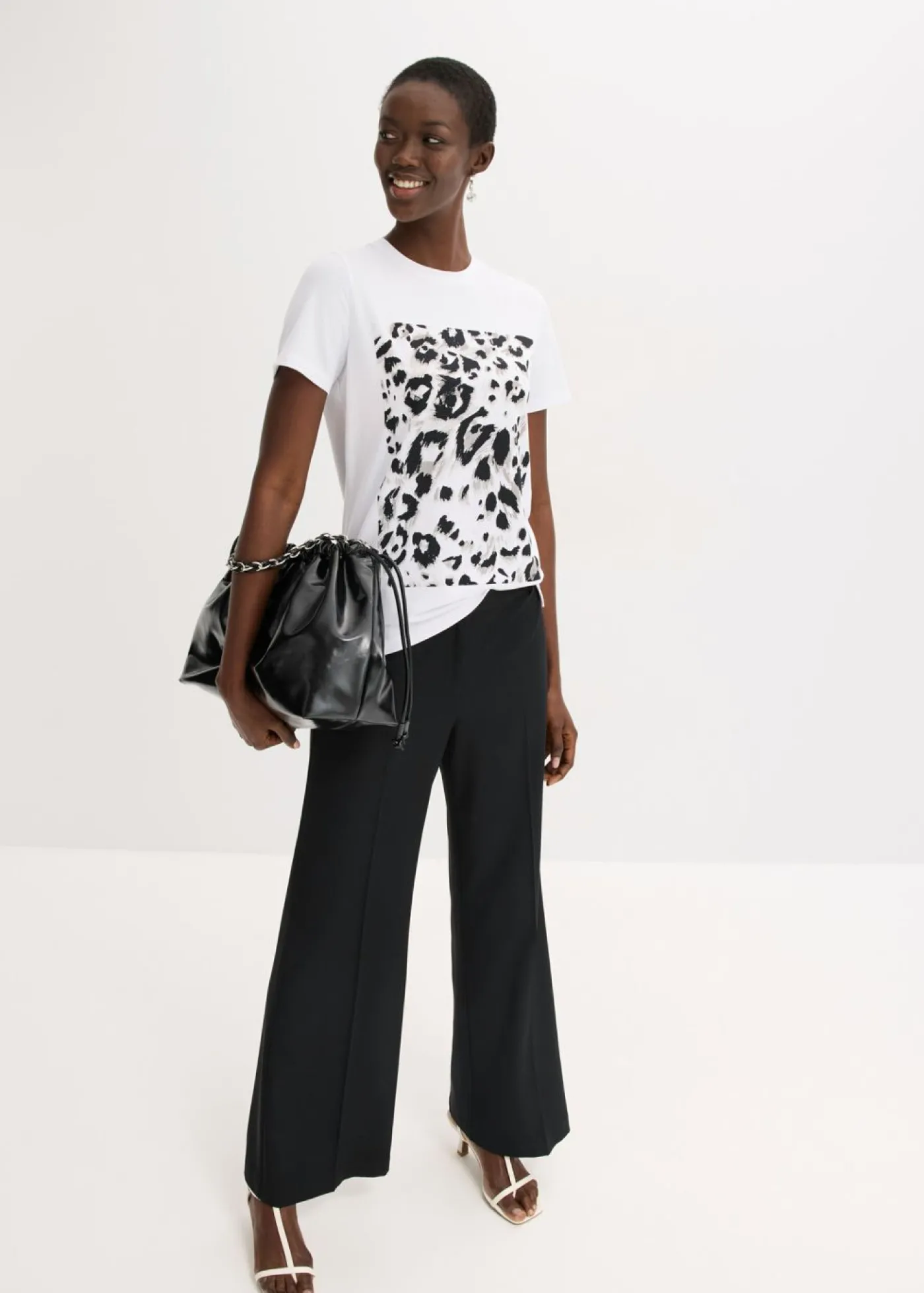 bonprix bonprix Camiseta con estampado de leopardo y purpurina estampado leo blanco-beige-negro-marrón grisáceo Discount