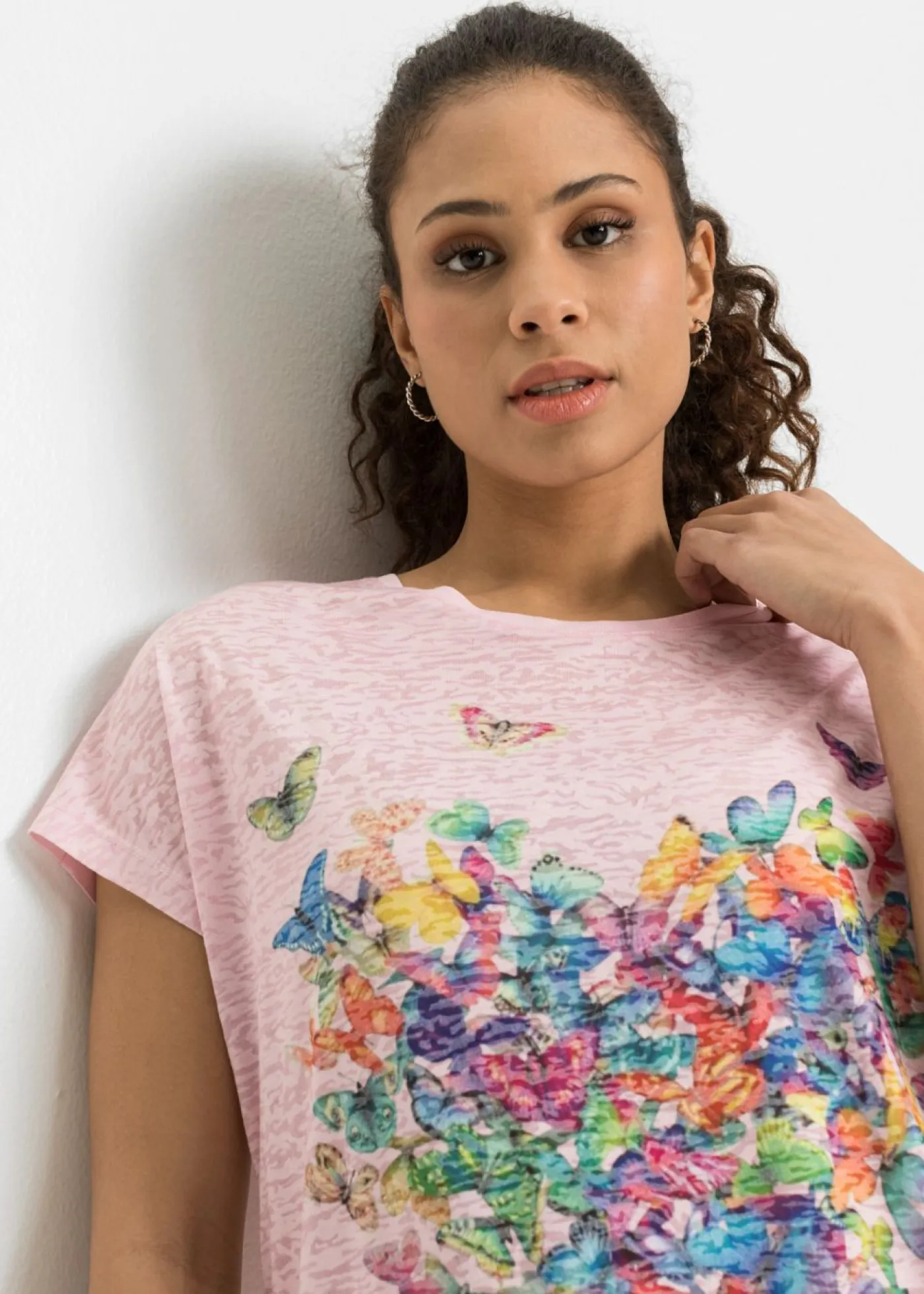 bonprix bonprix Camiseta con estampado de mariposa rosa pálido estampado Online