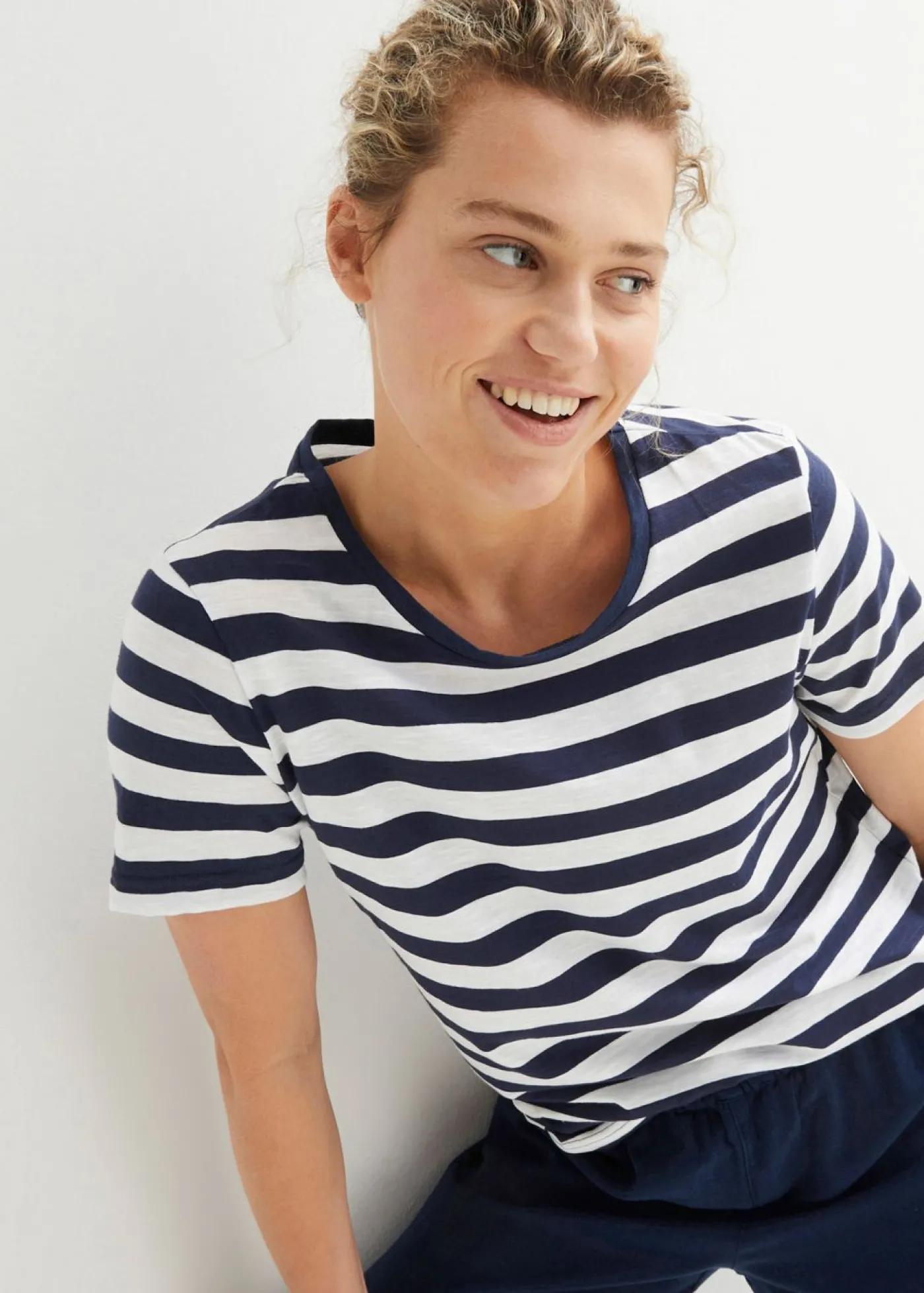 bonprix bonprix Camiseta de algodón con cuello redondo (2 unidades) Blanco-azul marino con rayas