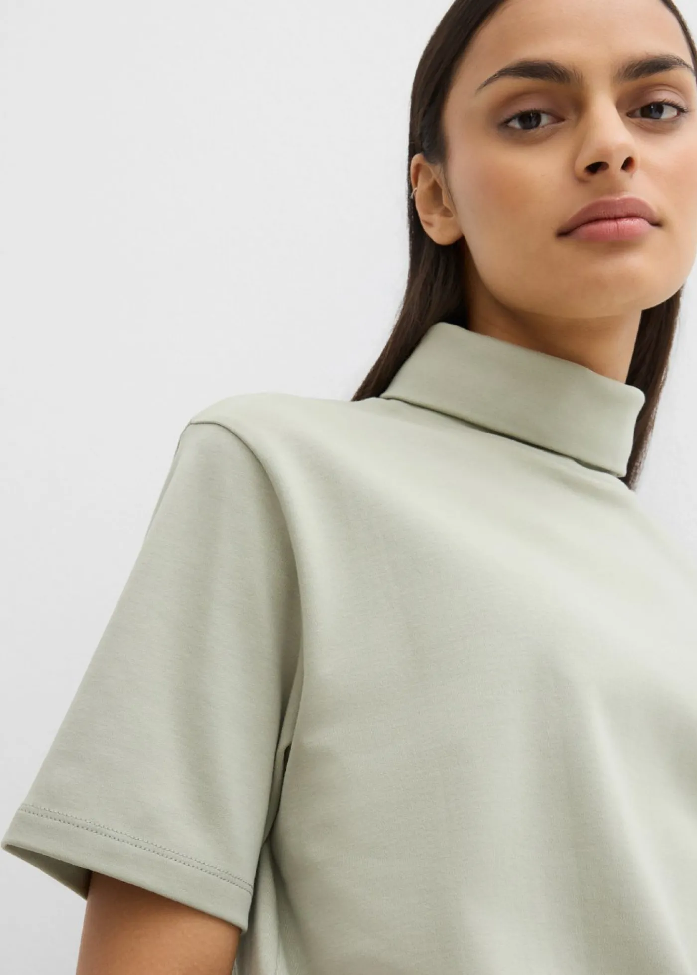 bonprix bonprix Camiseta de algodón orgánico puro con cuello alto Verde alga Discount
