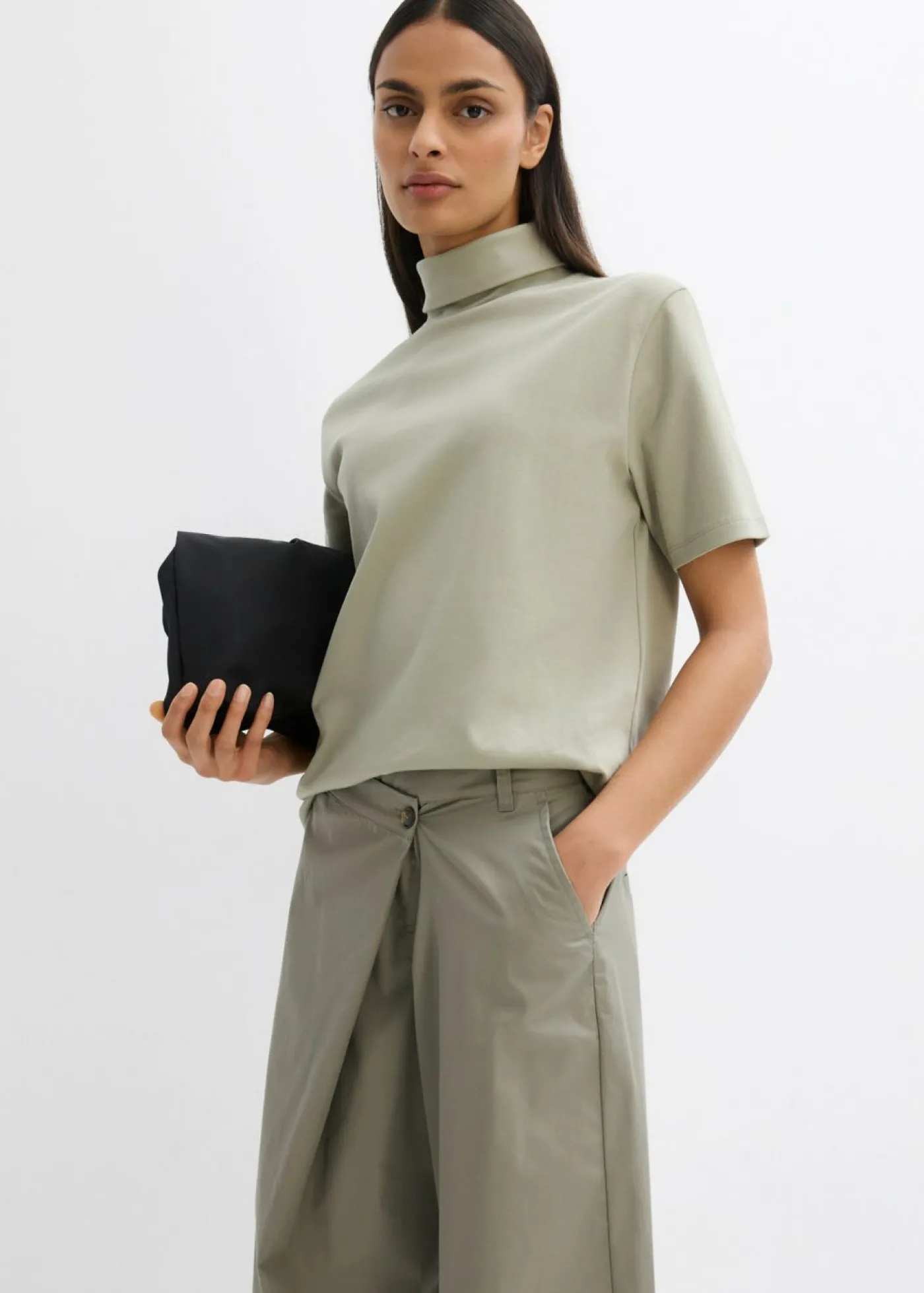bonprix bonprix Camiseta de algodón orgánico puro con cuello alto Verde alga Discount