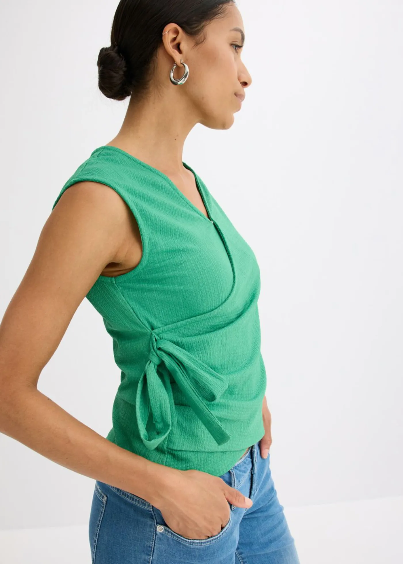 bonprix bonprix Camiseta de crepé de punto con aspecto cruzado verde gema Outlet