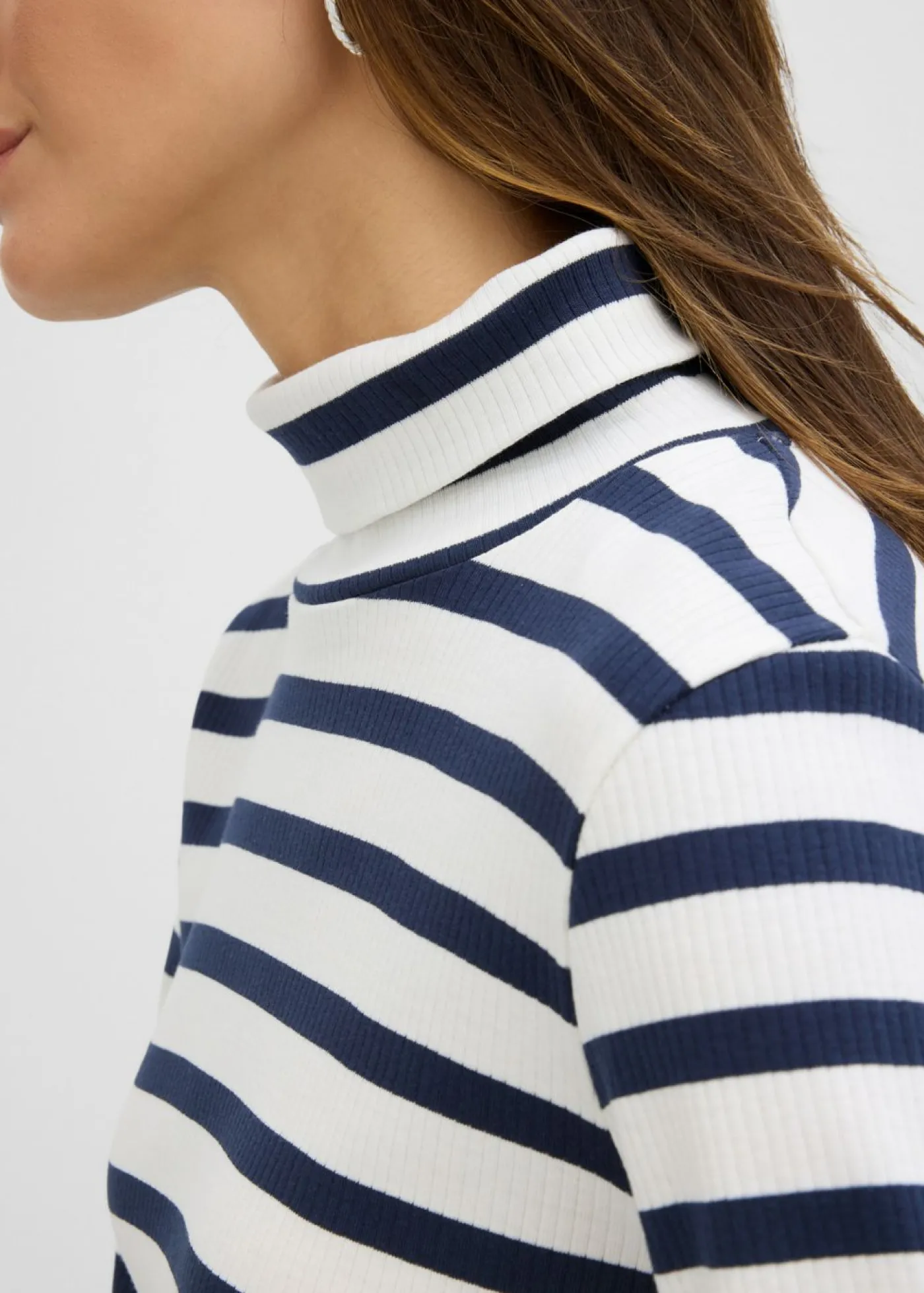 bonprix bonprix Camiseta de cuello vuelto de algodón orgánico puro Blanco lana-azul marino con rayas