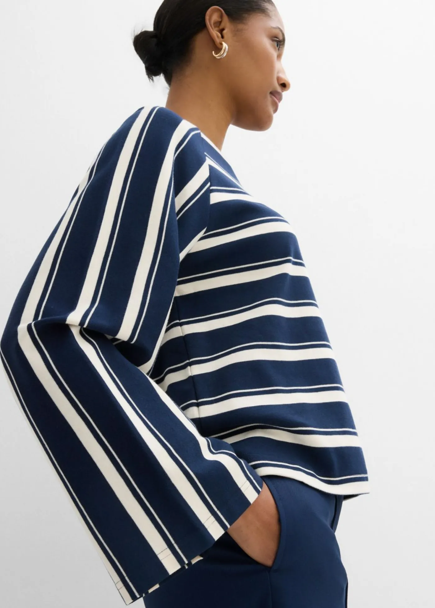 bonprix bonprix Camiseta de manga larga de punto grueso azul marino-blanco perla con rayas Hot