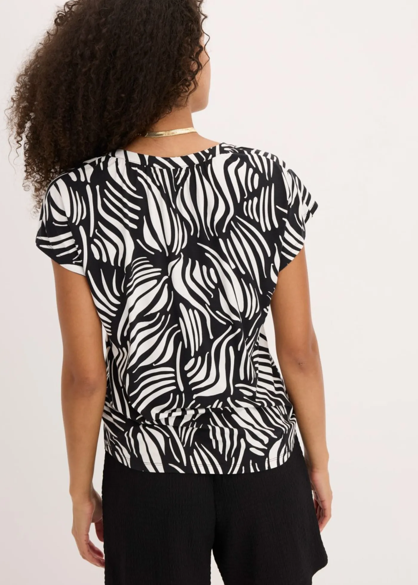 bonprix bonprix Camiseta de mezcla de viscosa suave con cuello henley Negro-blanco lana Hot