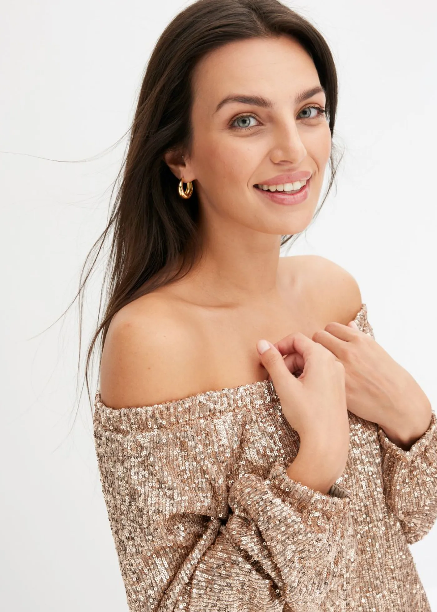 bonprix bonprix Camiseta holgada con escote bañera y lentejuelas Piedra/plata New