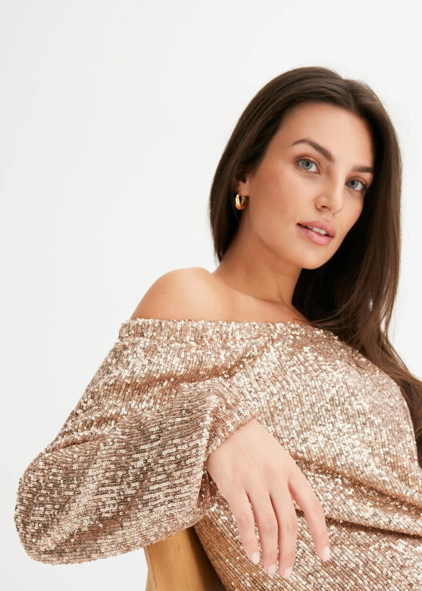 bonprix bonprix Camiseta holgada con escote bañera y lentejuelas Piedra/plata New
