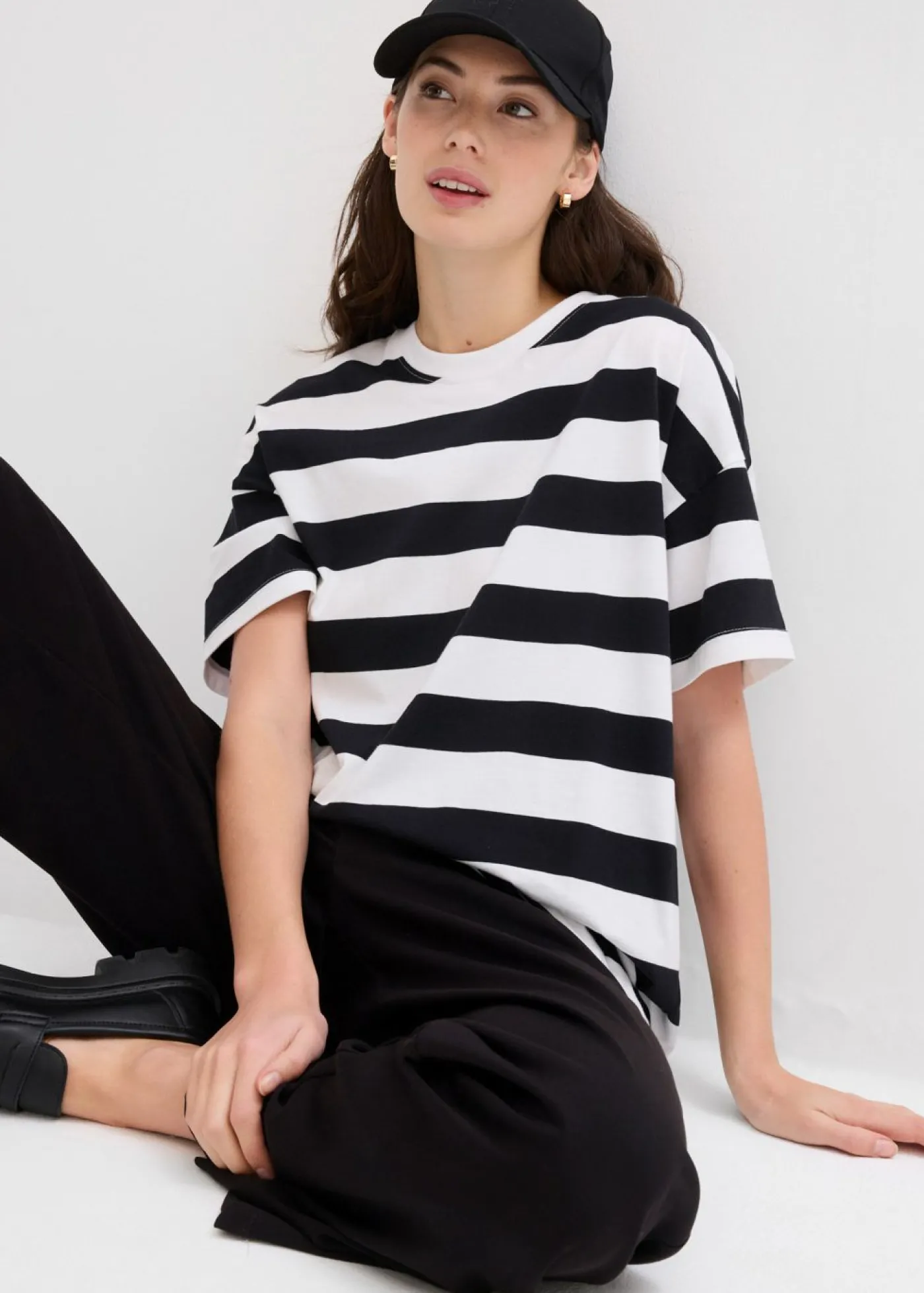 bonprix bonprix Camiseta holgada de algodón orgánico puro Negro-blanco con rayas Hot
