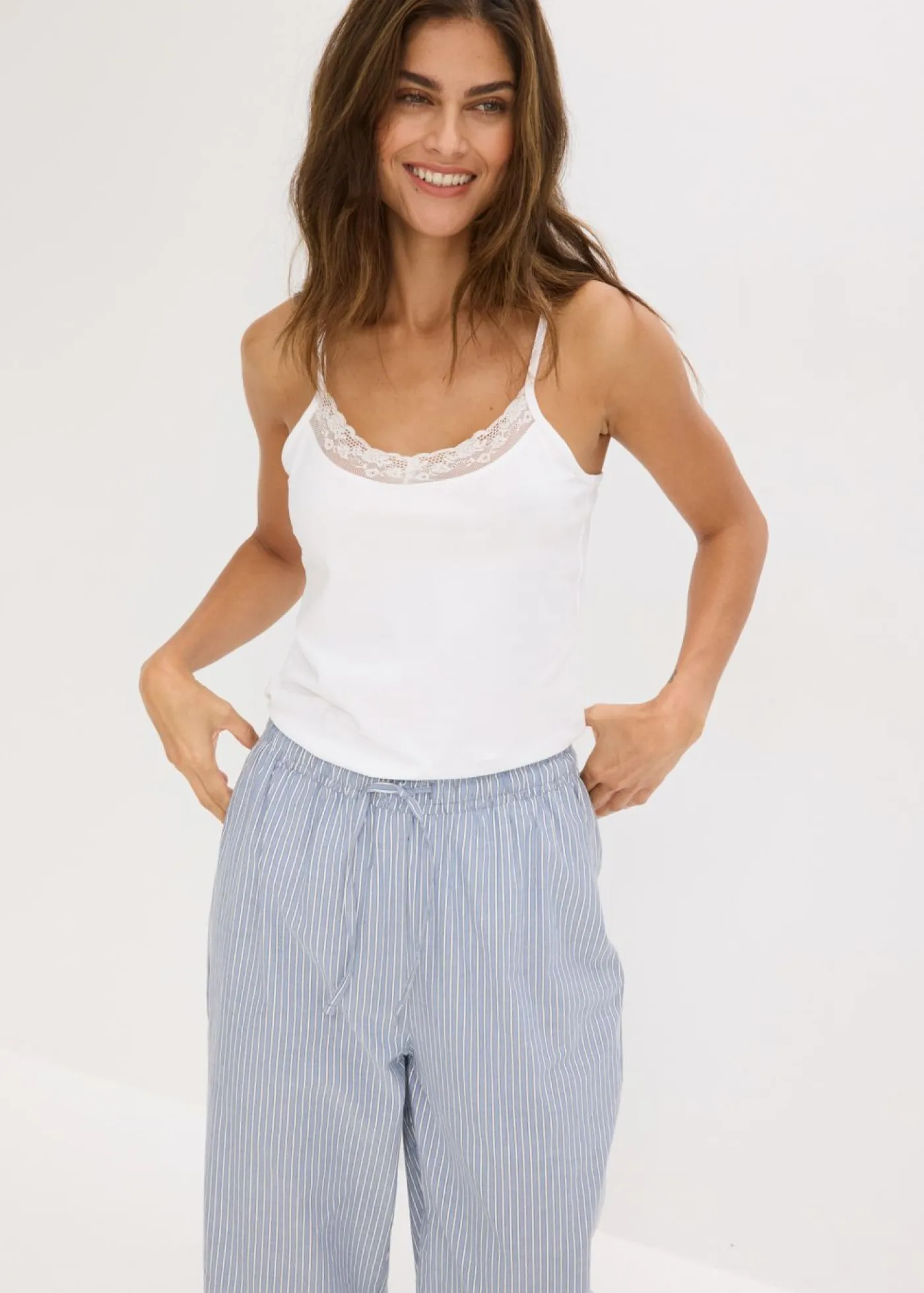 bonprix bonprix Camiseta interior de algodón orgánico y encaje (2 unidades) Negro-blanco