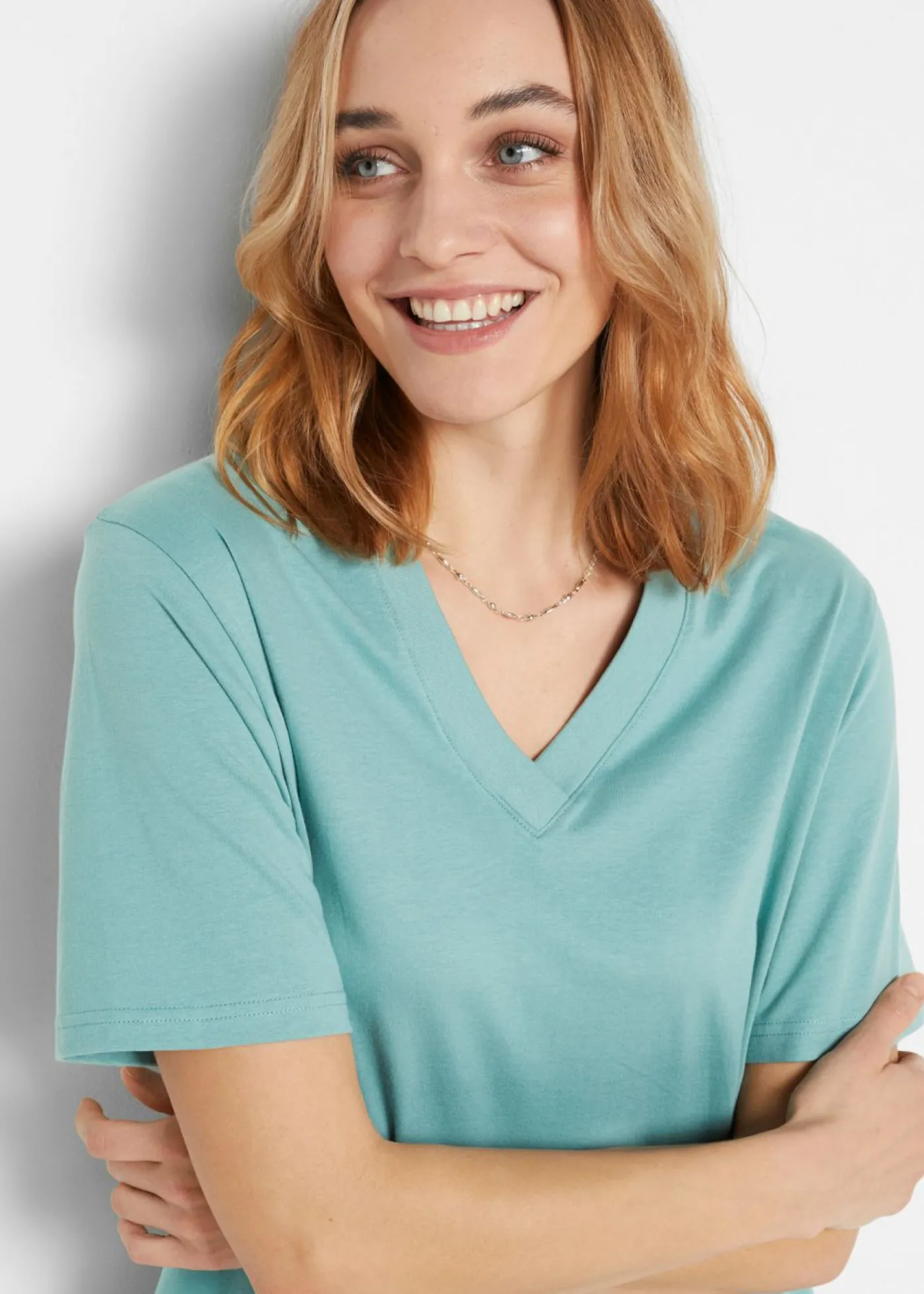 bonprix bonprix Camiseta larga ancha con cuello en V, manga corta (5 unidades) lavanda + salvia fumé+ rosa pálido + negro + blanco New