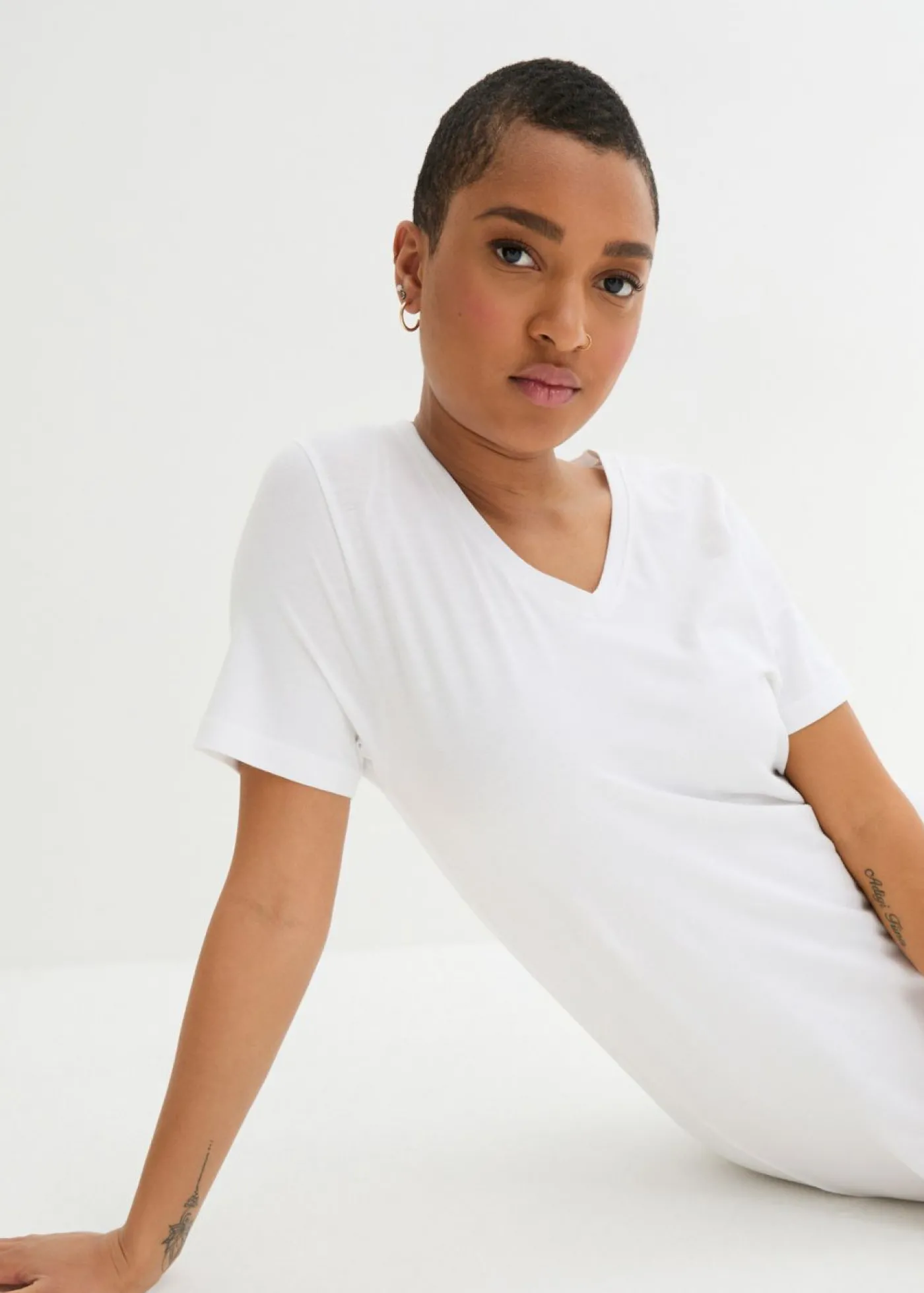 bonprix bonprix Camiseta larga con escote en V (2 unidades) Negro+blanco Clearance